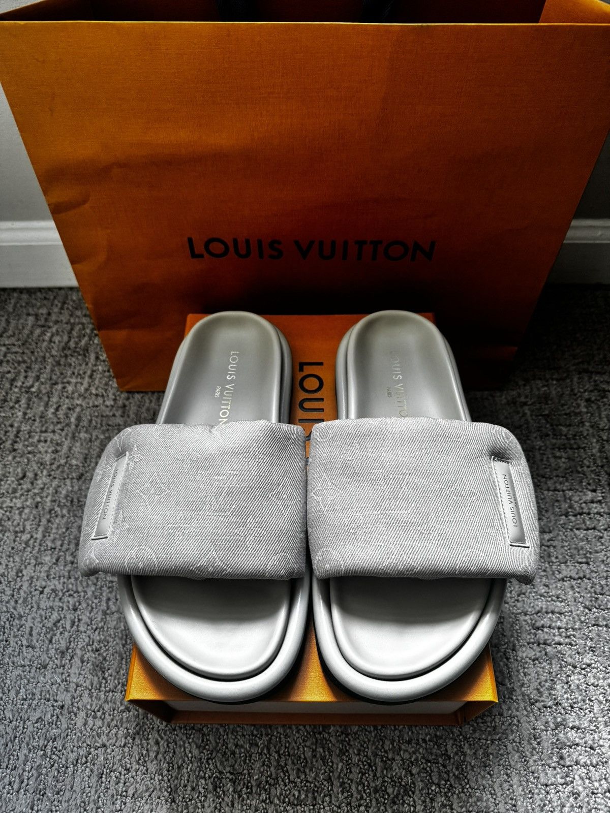 Louis Vuitton Louis Vuitton Pool Pillow Flat Comfort Mule Size US 10 / IT 40 - 2 Thumbnail