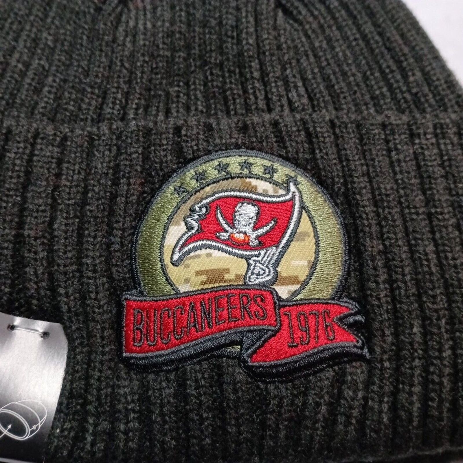 New Era New Era Tampa Bay Buccaneers Salute To Services Beanie Black Size ONE SIZE - 2 Thumbnail