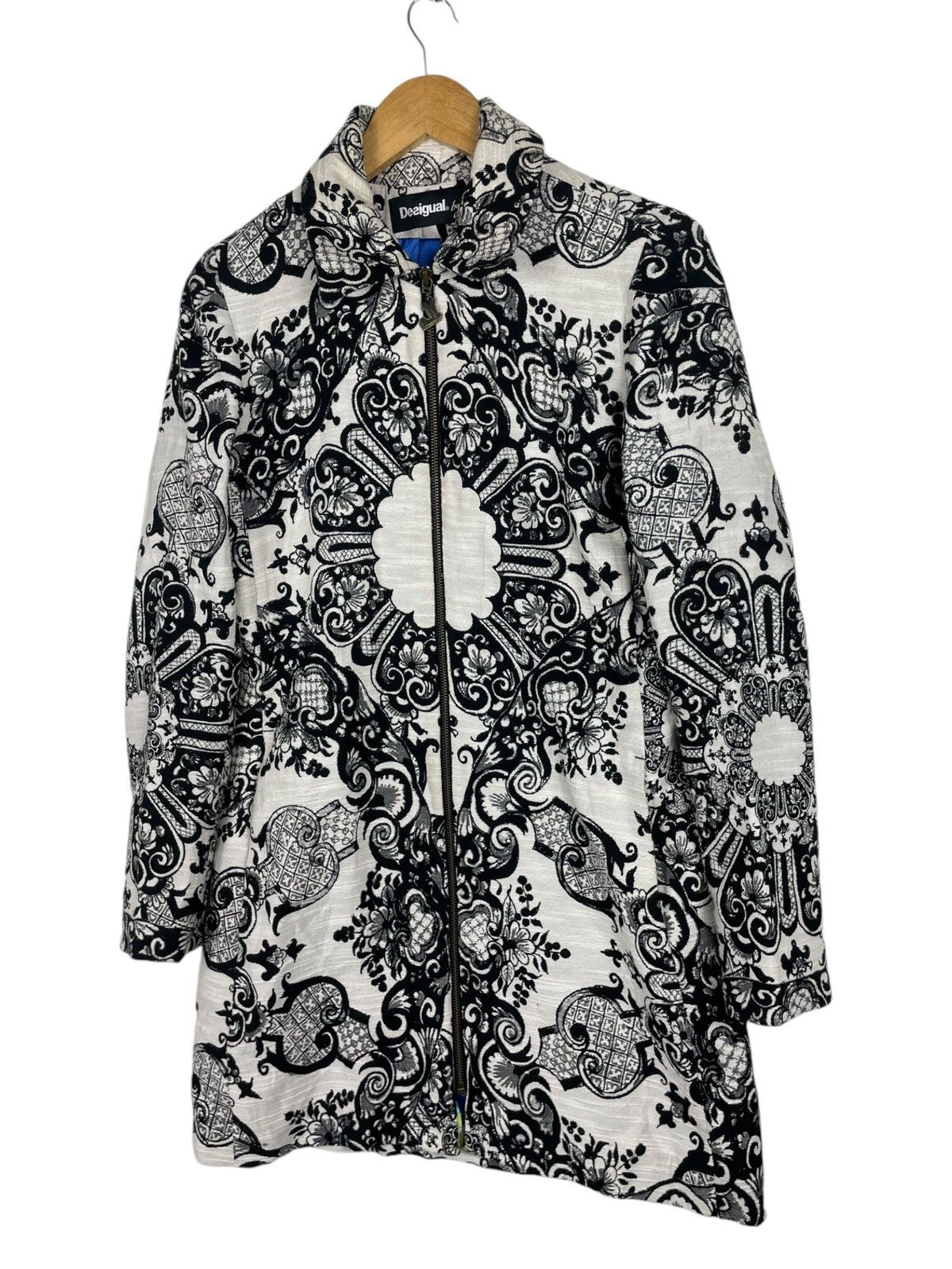 Christian Lacroix × Desigual 💥BROCADE JACKET DESIGUAL BY CHRISTIAN LACROIX Size XS / US 0-2 / IT 36-38 - 2 Thumbnail