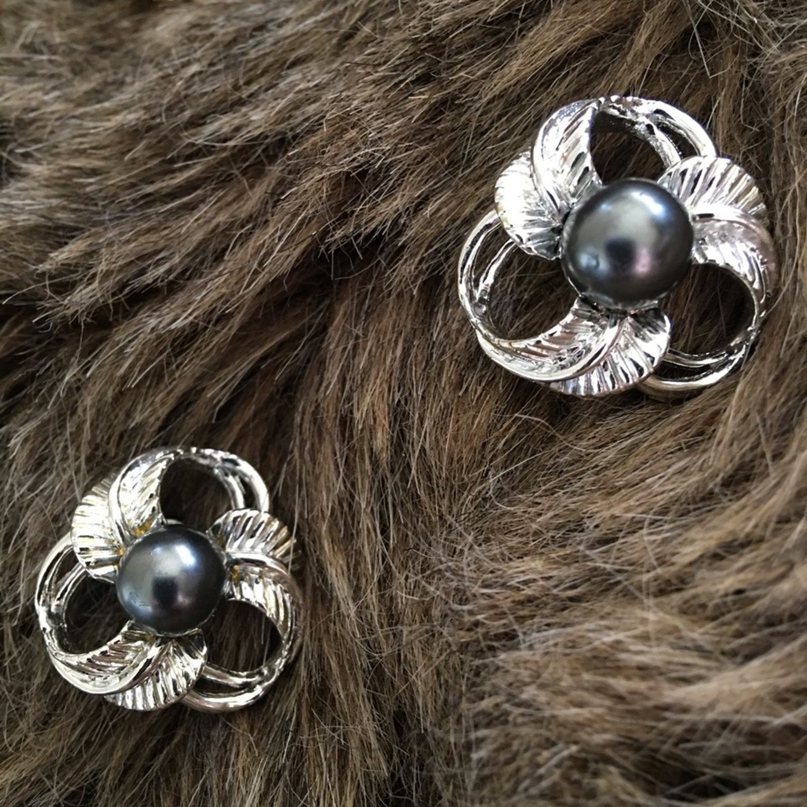Vintage Vintage 60s gray pearl silver screw back clips Size ONE SIZE - 1 Thumbnail