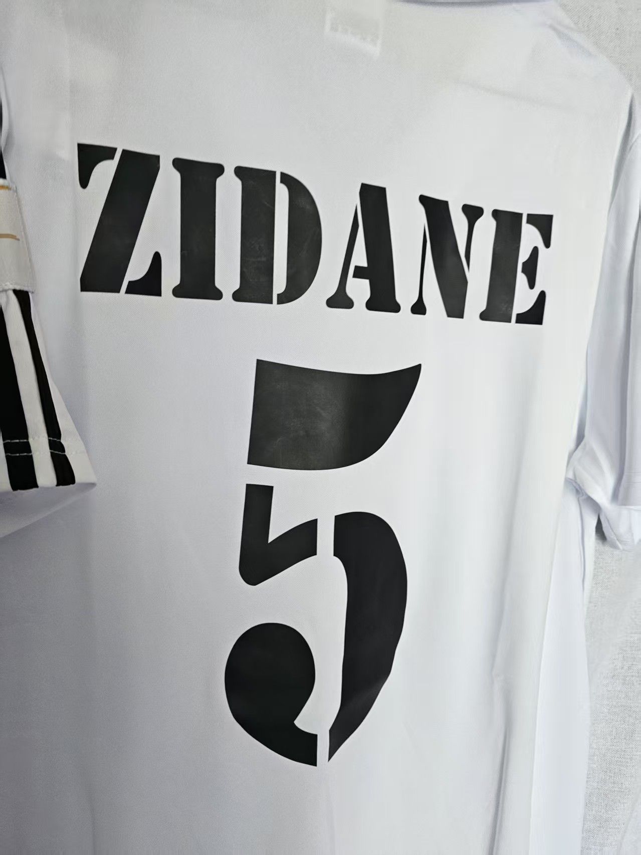Other 2003 Real Madrid 5 Zidane Jersey Home Size US XL / EU 56 / 4 - 5 Thumbnail