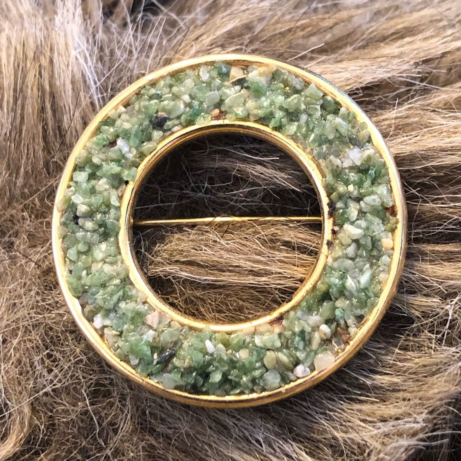 Vintage Vintage greenstone chip gold plated wreath brooch Size ONE SIZE - 1 Thumbnail