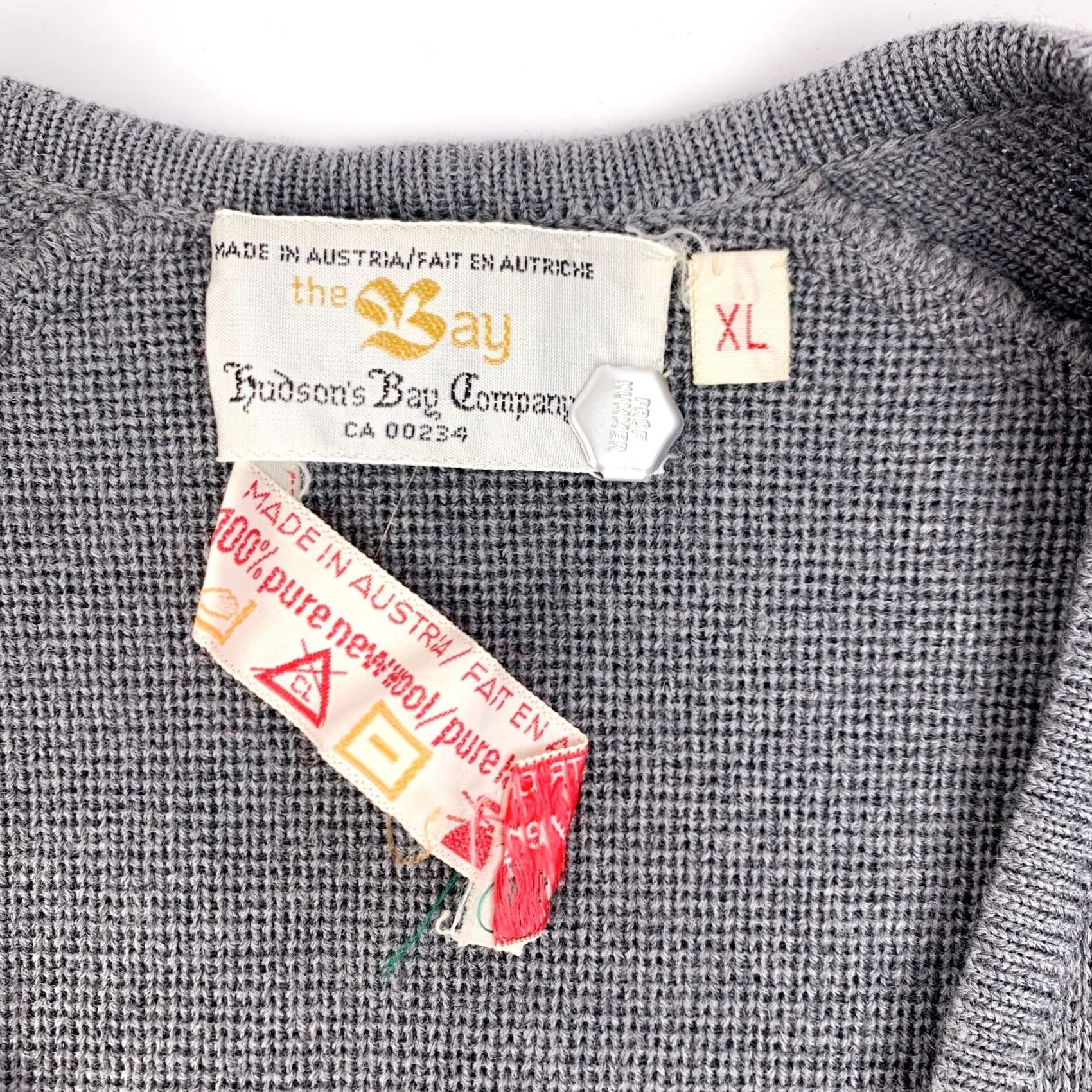Vintage VINTAGE Hudson's Bay The Bay Austria Dark Gray Button V-Neck Cardigan Wool XL Men Sweater Size US XL / EU 56 / 4 - 4 Thumbnail