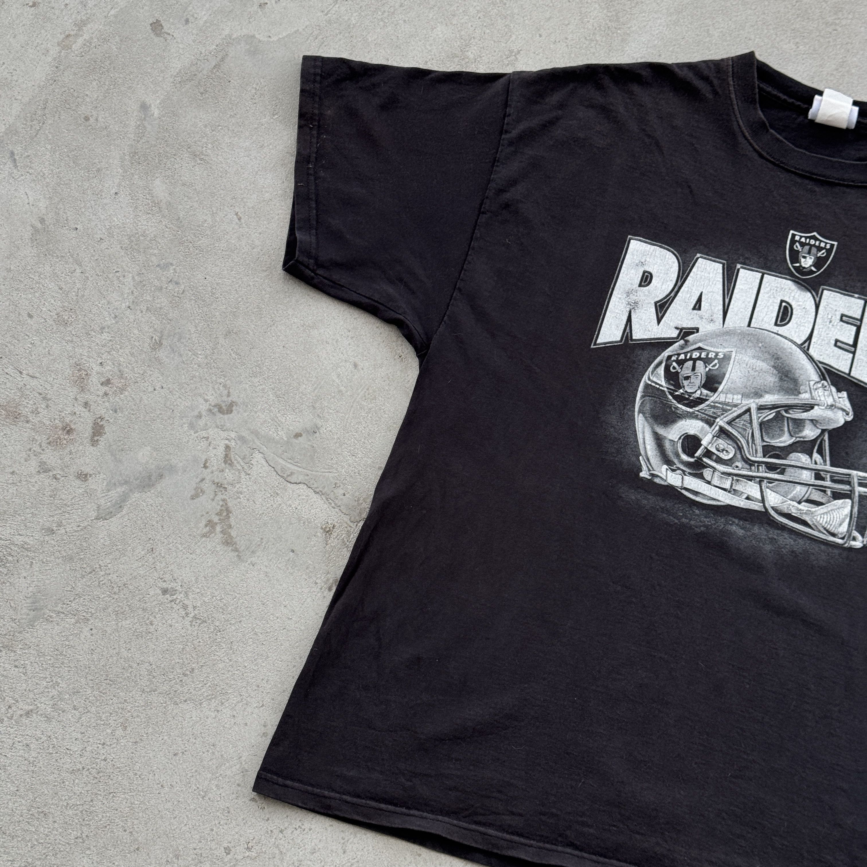 NFL Vintage NFL Las Vegas Raiders Black Helmet Graphic Tee Shirt Size US L / EU 52-54 / 3 - 3 Thumbnail