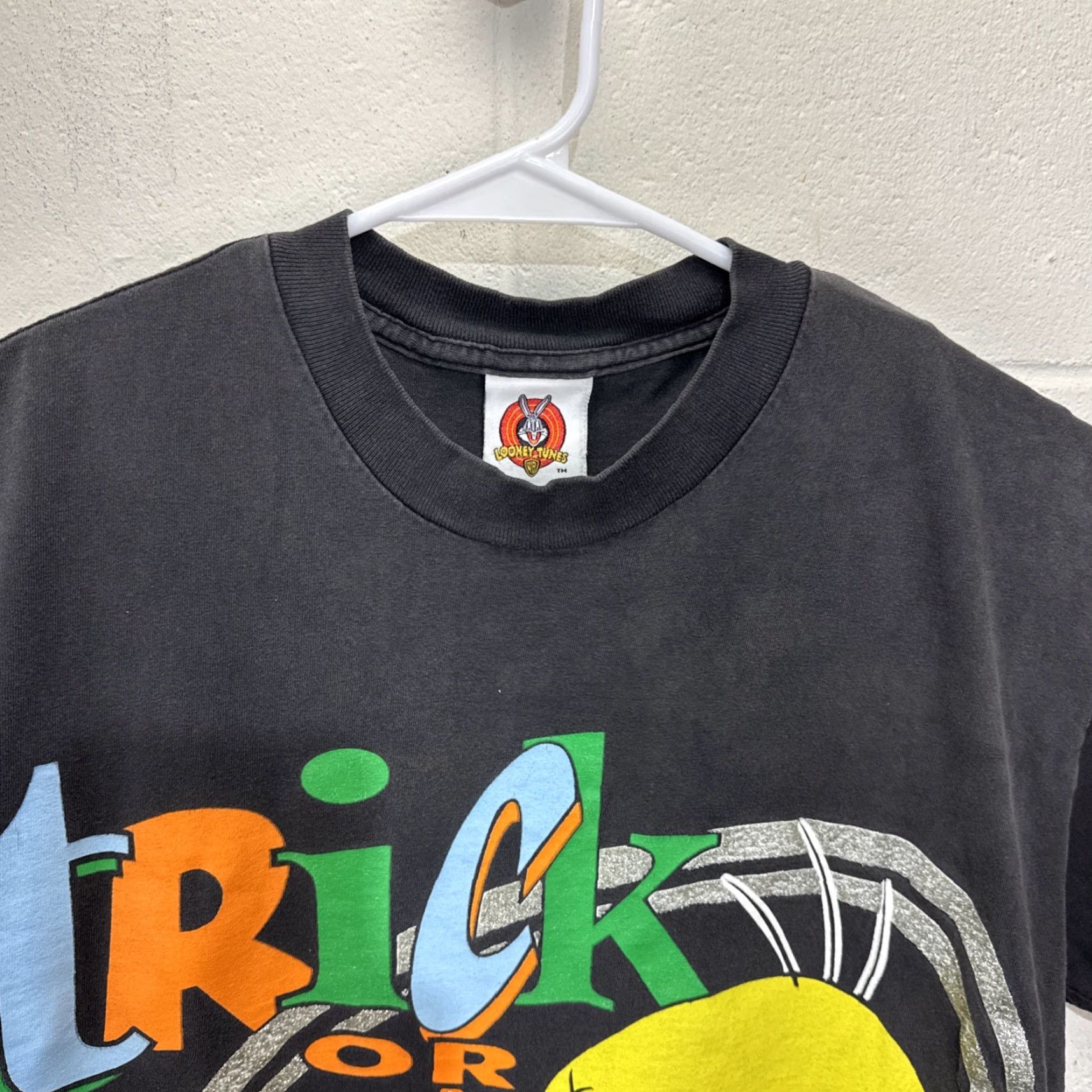 Vintage VINTAGE Looney Tunes T-Shirt Tweety & Taz Halloween Trick Or Treat Graphic Print Adult L Black 1998 Mens Womens Size US L / EU 52-54 / 3 - 5 Thumbnail