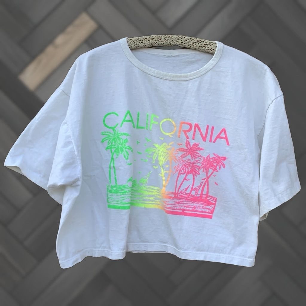 Vintage VINTAGE California Cropped T Shirt One Size White 80s 1980s Cropped T-Shirt Neon Graphics Sailboats Palm Trees Tropical Womens Shirt Size ONE SIZE - 1 Thumbnail