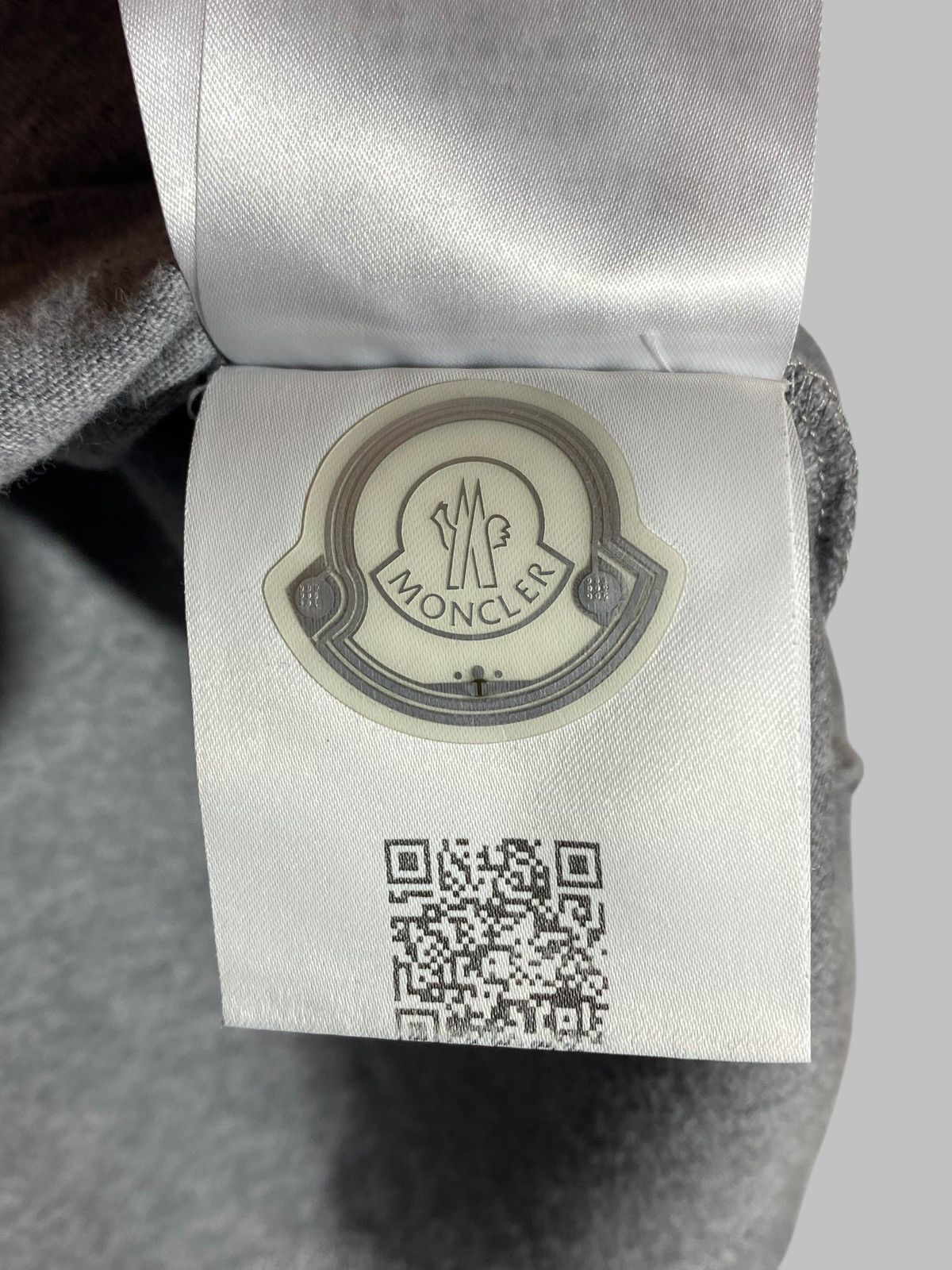 Moncler Moncler Big Logo Grey Blue Red Graphic T-Shirt Size US M / EU 48-50 / 2 - 19 Thumbnail