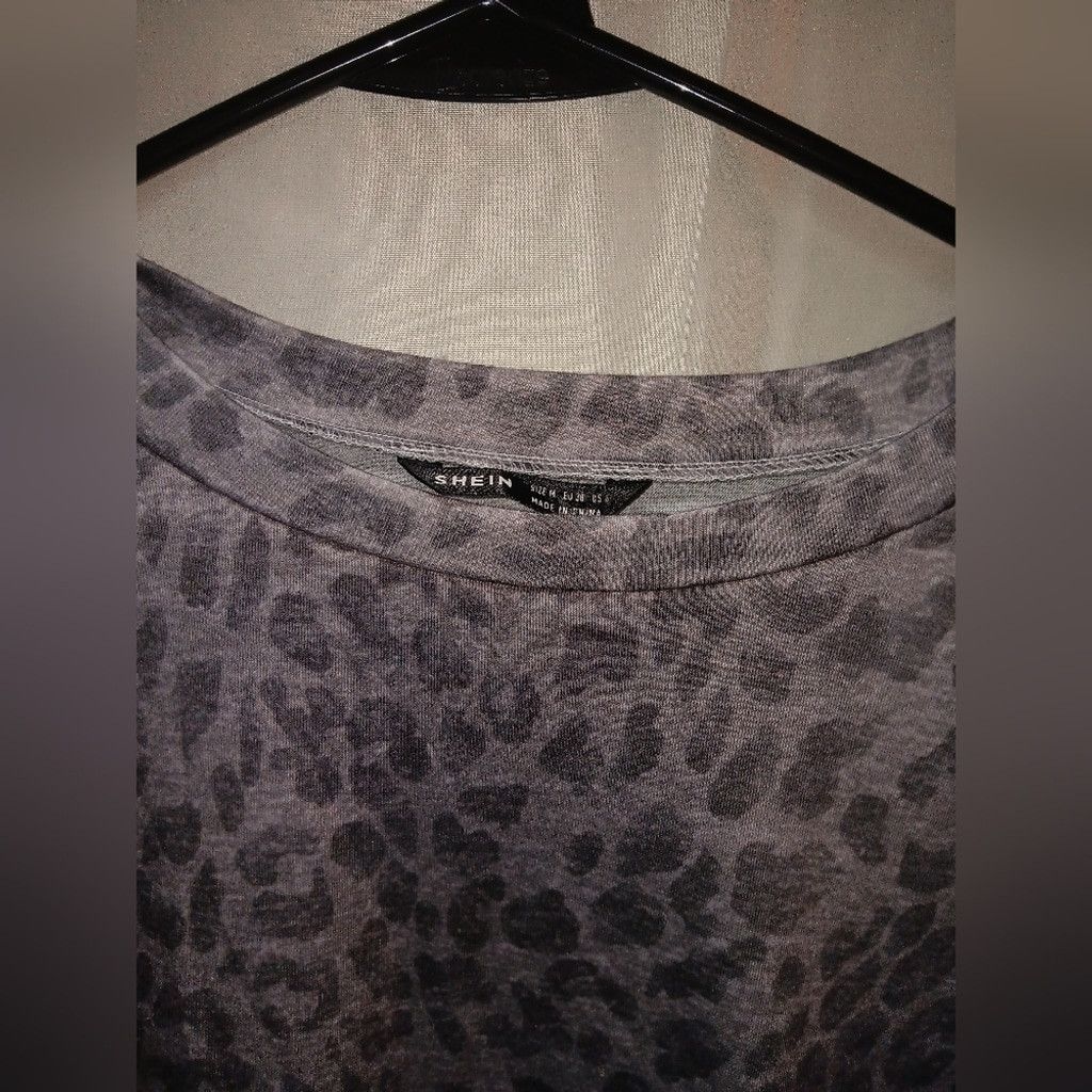 Shein Shein, gray leopard print top, cropped, womens M, euc Size L / US 10 / IT 46 - 2 Thumbnail