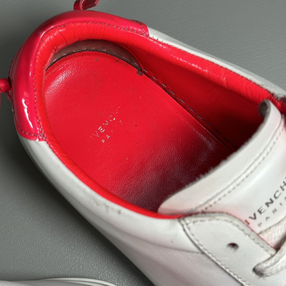 Givenchy Givenchy White / Fuchsia Leather Urban Knot Low Top Sneakers Size US 9.5 / IT 39.5 - 8 Thumbnail