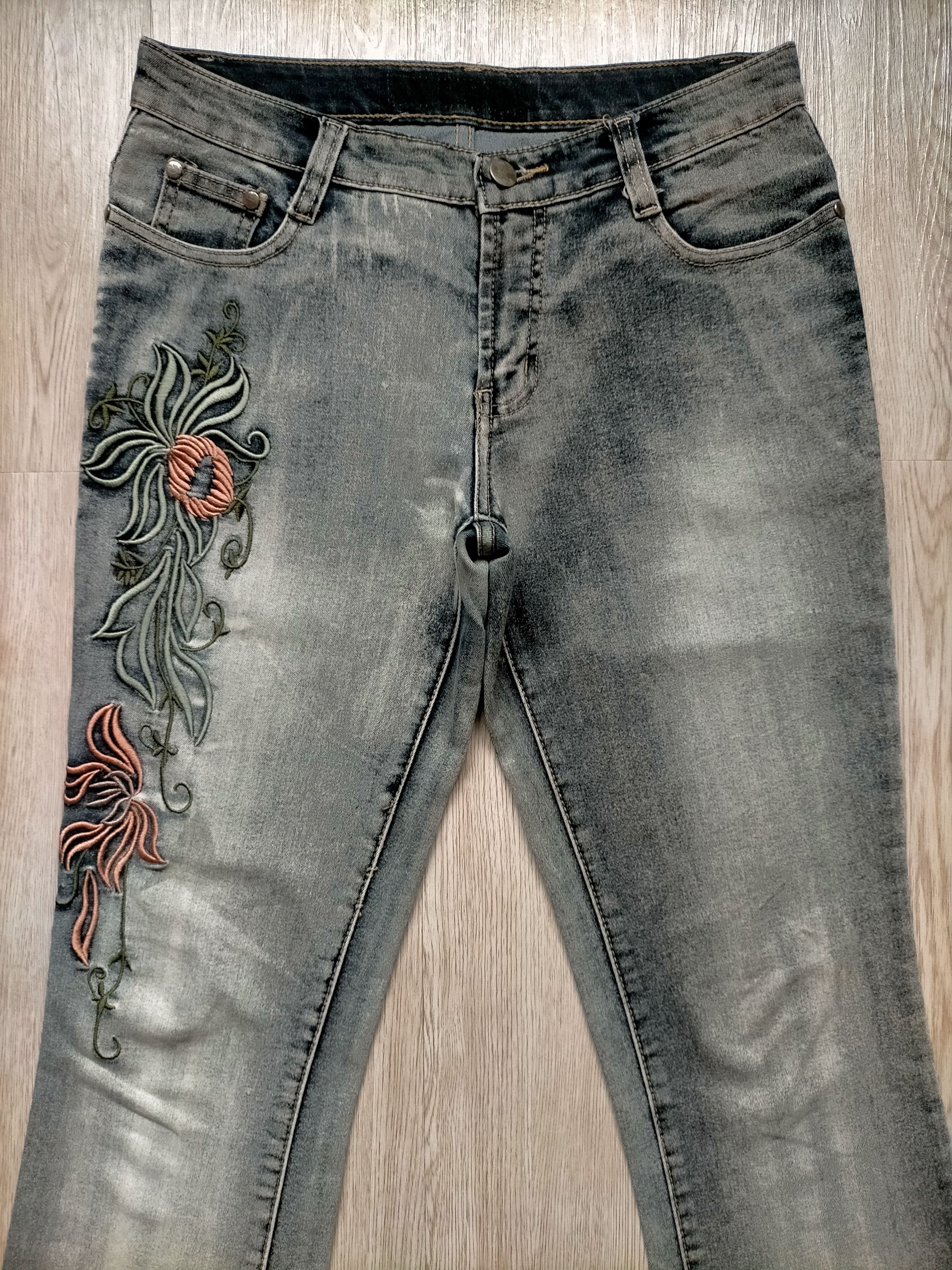 Japanese Brand Flare Jeans Embroidered floral Low rise Stretch Denim Size US 30 / EU 46 - 3 Thumbnail