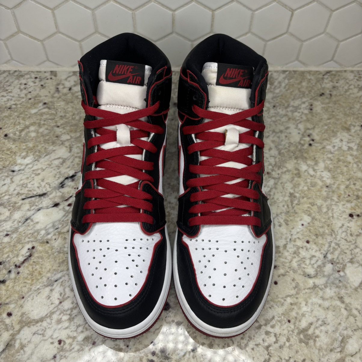 Jordan Brand Size 9.5 - Jordan 1 High OG Bloodline 2019 Light Wear W/Box Size US 9.5 / EU 42-43 - 5 Thumbnail