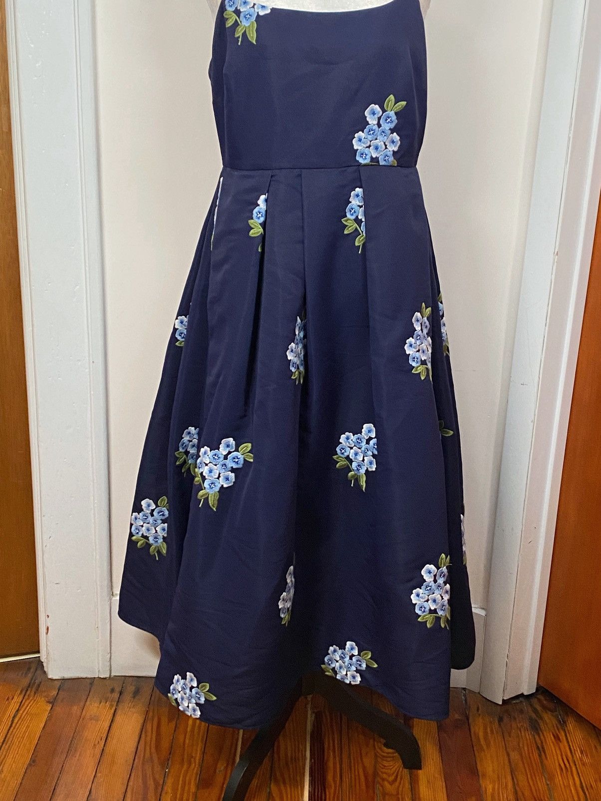 Sachin & Babi Sachin & Babi Pleated Embroidered Midi Dress size 10 Size L / US 10 / IT 46 - 5 Thumbnail