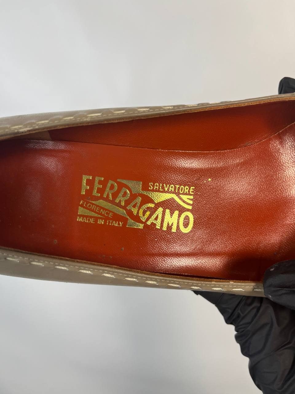Salvatore Ferragamo SALVATORE FERRAGAMO WOMENS VITAGE LEATHER LOW HEEL SIZE 9 B Size US 9 / IT 39 - 5 Thumbnail
