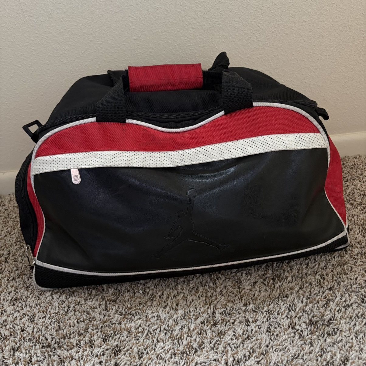 Jordan Brand Monogram Duffle Bag S レッド jordan-monogram-duffle-bag-red