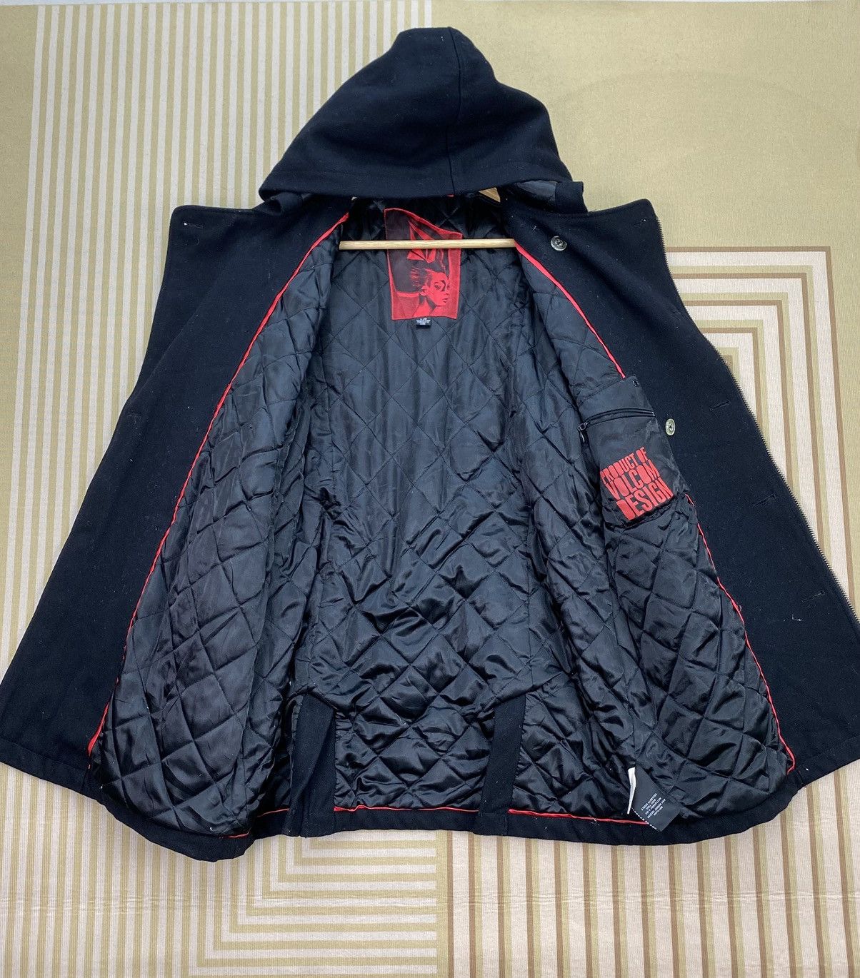 Volcom 🫶 Volcom black wool featuring a quilted red lining and hood Size US M / EU 48-50 / 2 - 4 Thumbnail