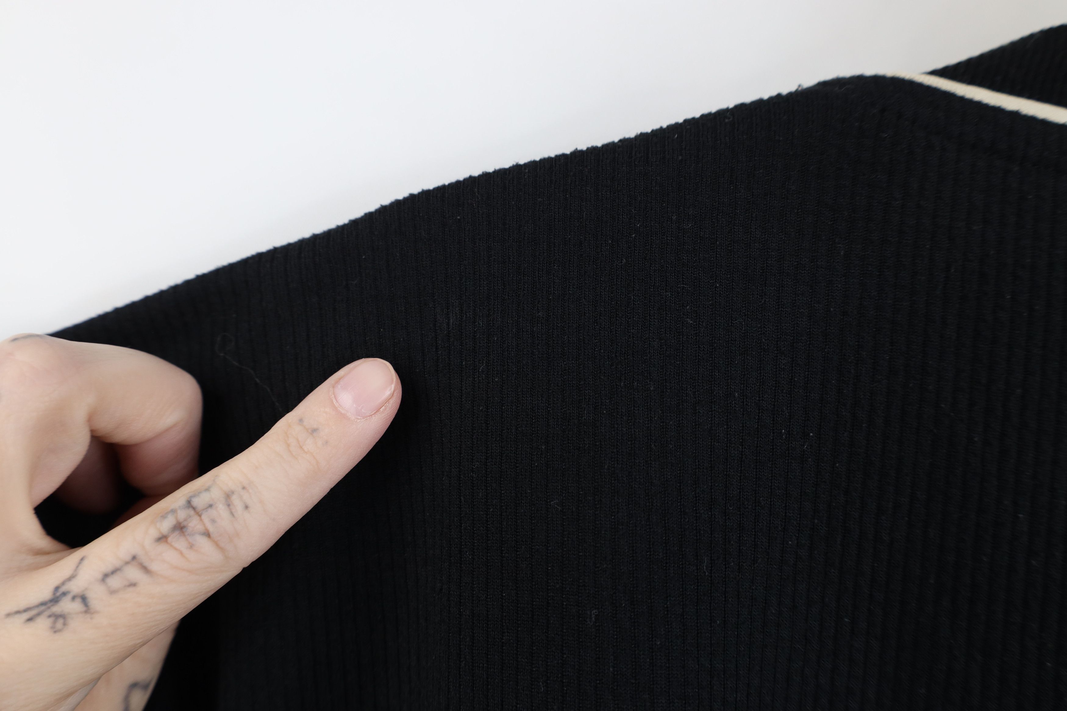 Reebok Vintage 90s Reebok Spell Ribbed Knit V-Neck T-Shirt Black Size US M / EU 48-50 / 2 - 10 Thumbnail