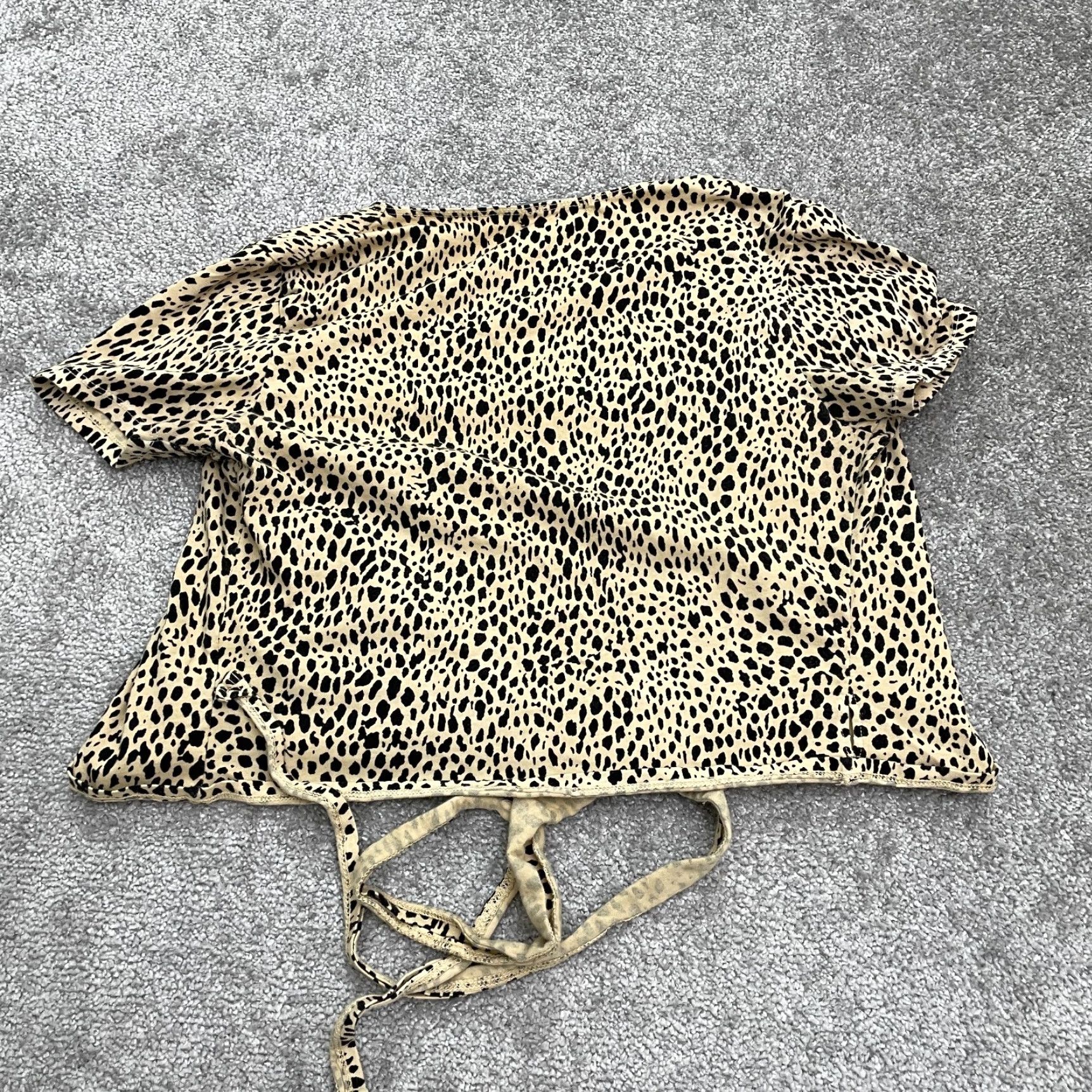 Brandy Melville Brandy Merville Cropped Top Shirt Womens S Brown Leopard Short Sleeve V-Neck Knit Cotton Spandex Regular Fit Mockup: Animal Print Jewelry? Size S / US 4 / IT 40 - 2 Thumbnail