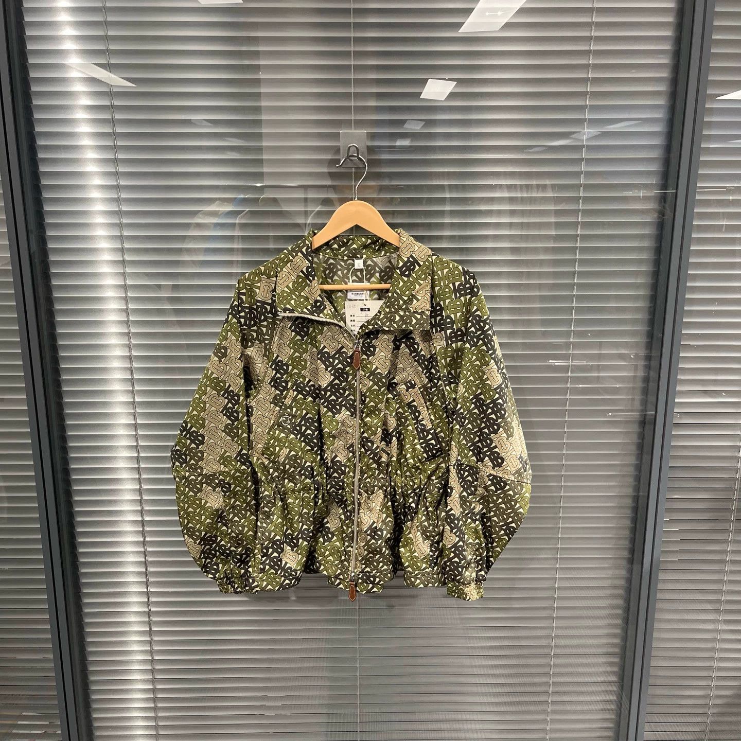 Burberry Burberry camo all over print zip jacket 36 99 new Size XS / US 0-2 / IT 36-38 - 1 Thumbnail