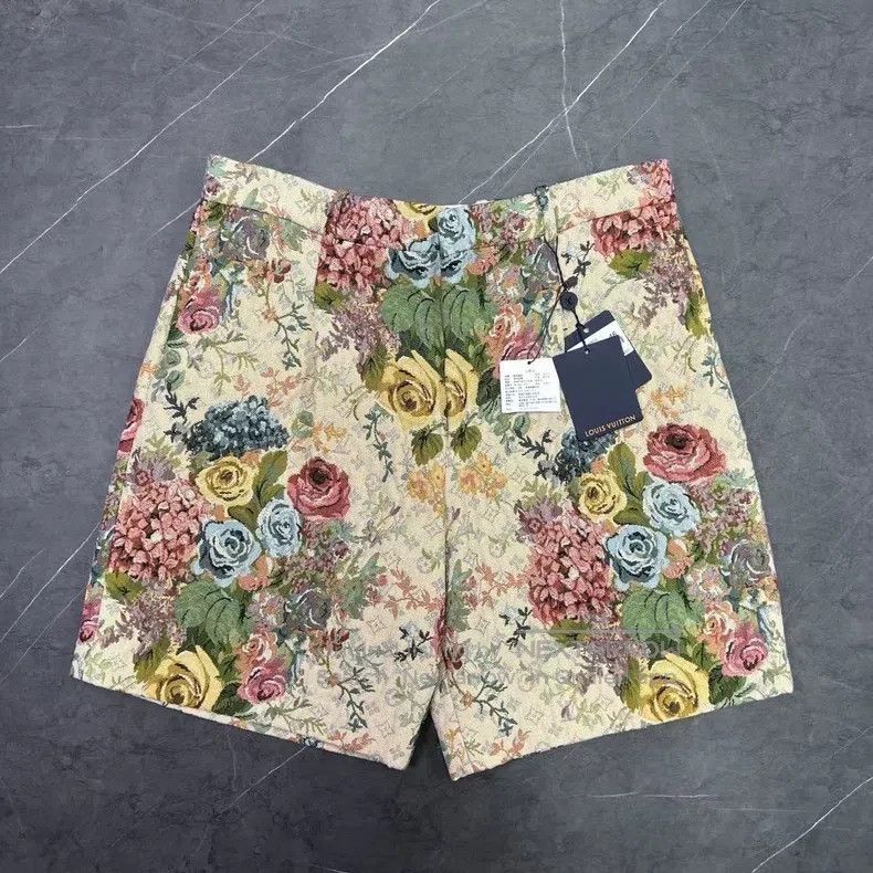 Louis Vuitton Louis Vuitton size US 46 Floral printed logo shorts Size US 30 / EU 46 - 1 Thumbnail