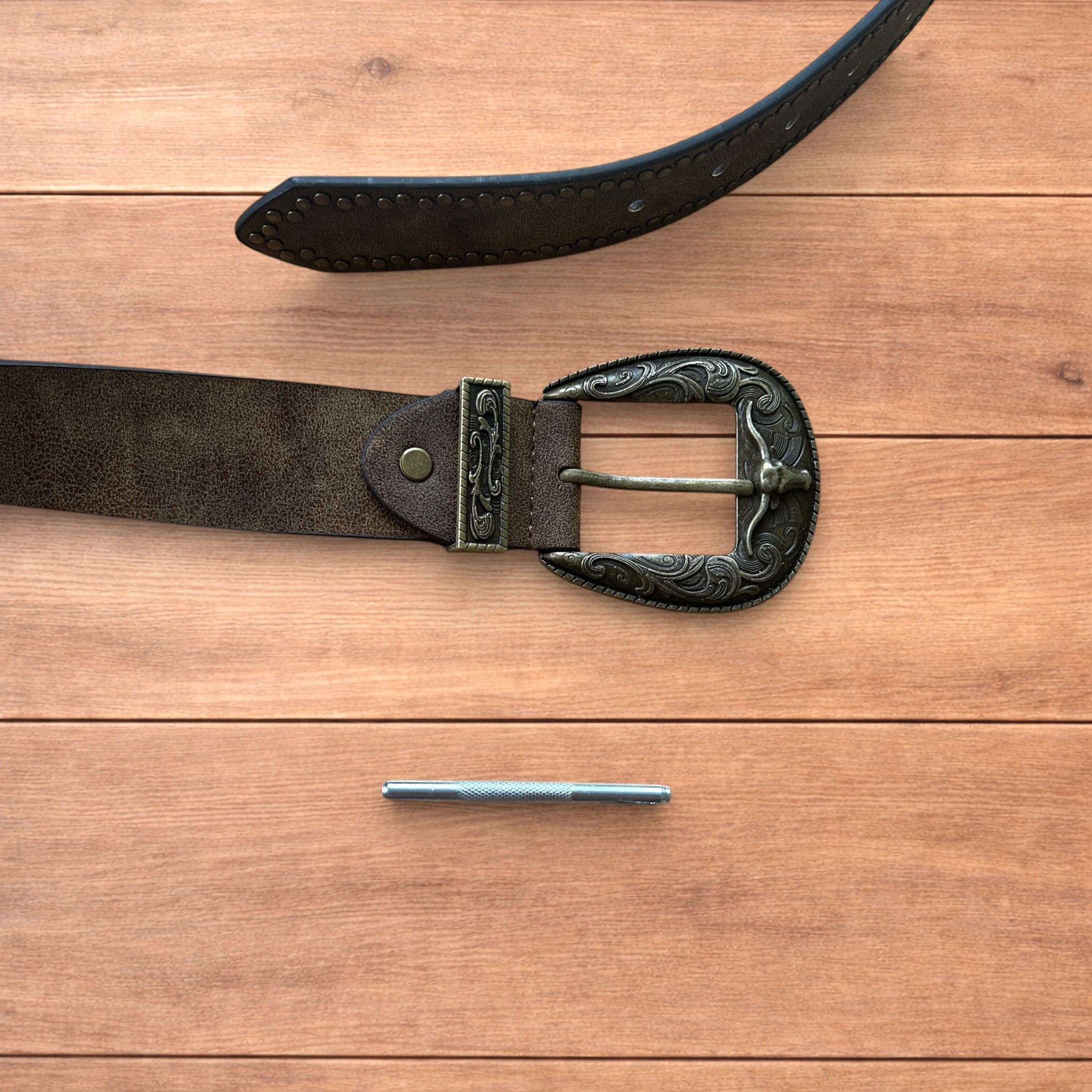 Japanese Brand Faux leather western cowboy belt in brown with brass trim. Size ONE SIZE - 3 Thumbnail
