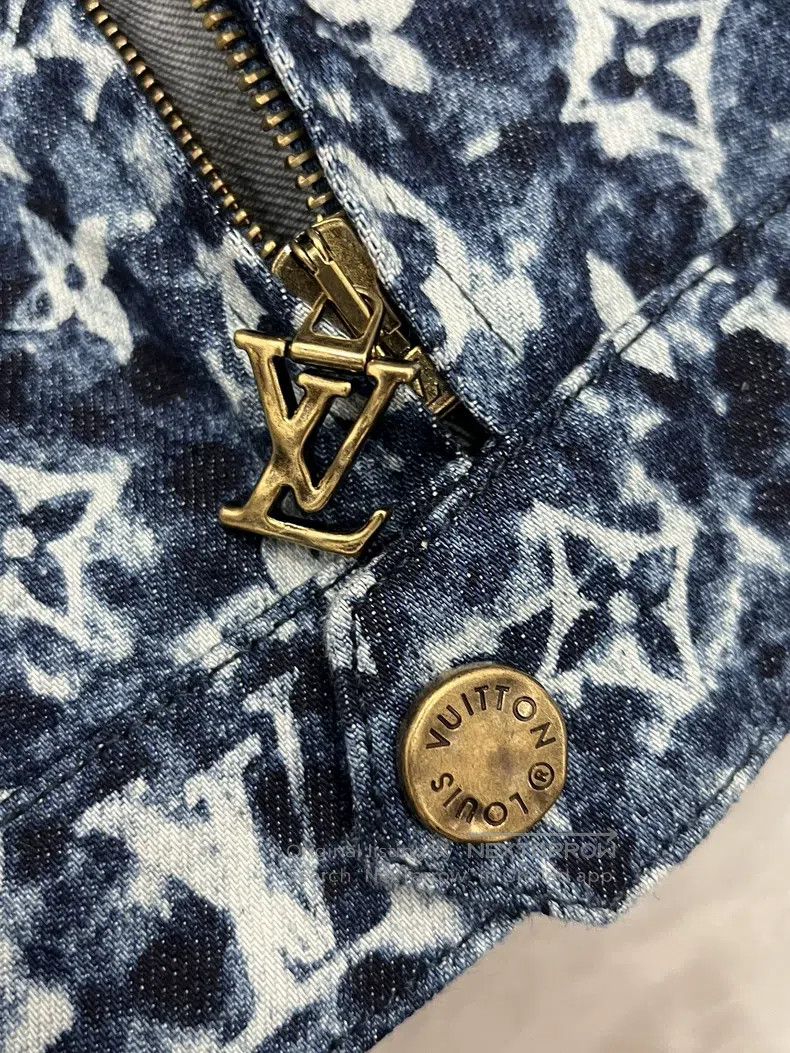 Louis Vuitton Louis Vuitton Airbrushed logo printed long-sleeved shirt Size US S / EU 44-46 / 1 - 5 Thumbnail