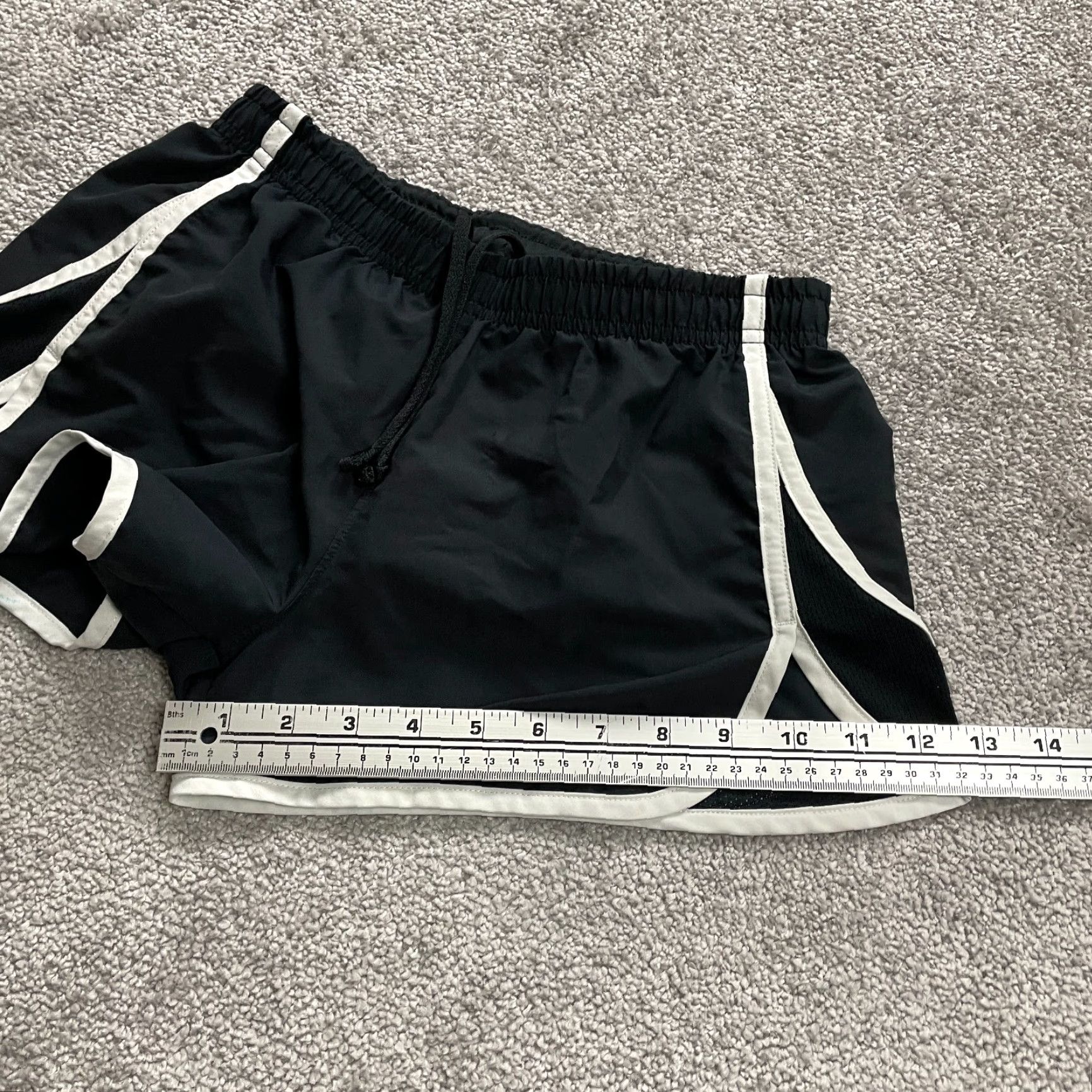 Under Armour Under Armour Heatgear Active Shorts Women XS Black Elastic Drawstring Inseam 2.5 Pockets Breathable Size 26" / US 2 / IT 38 - 7 Thumbnail