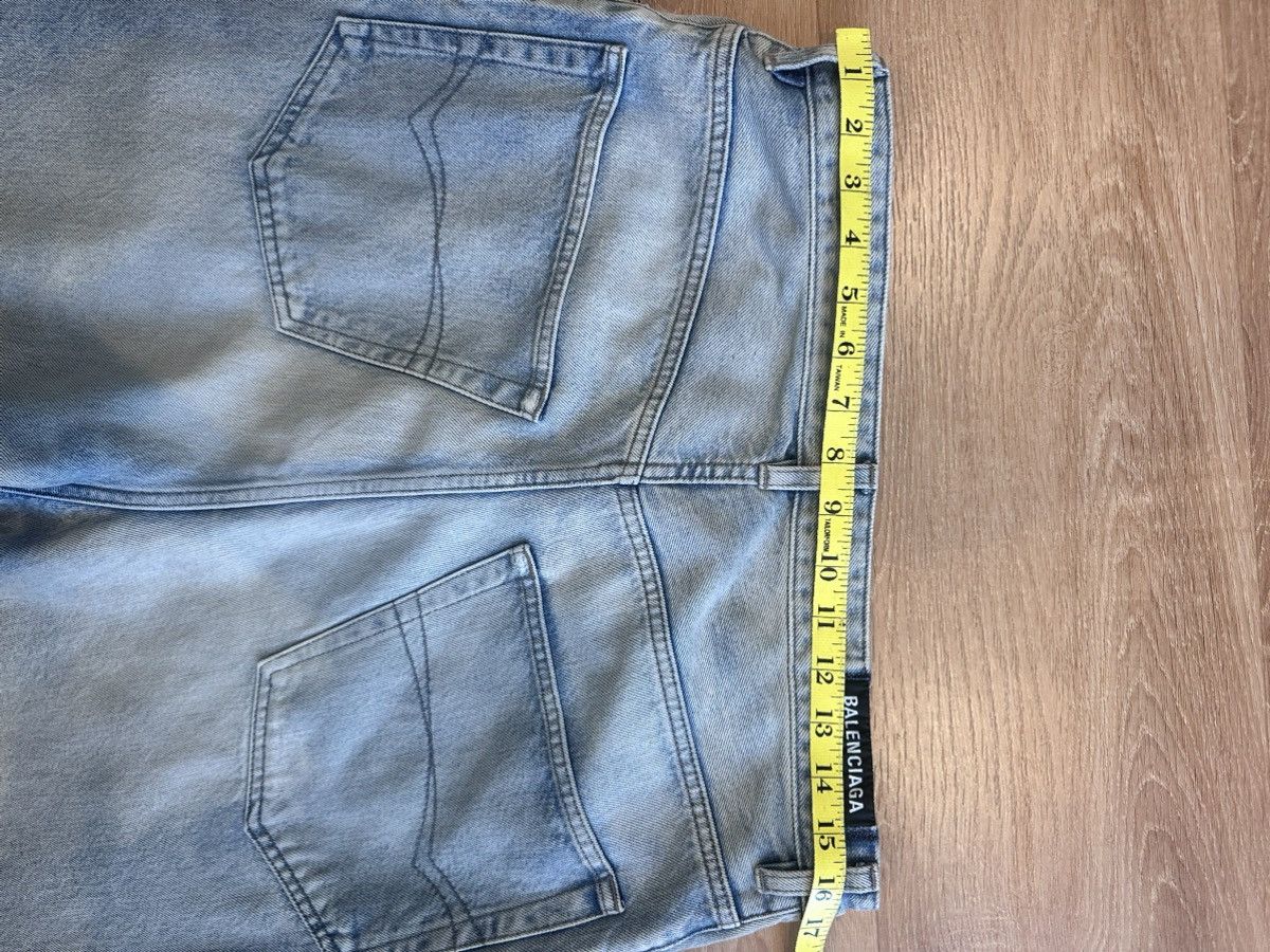 Balenciaga Balenciaga Distressed Light Wash Blue Baggy Denim Size US 32 / EU 48 - 10 Thumbnail