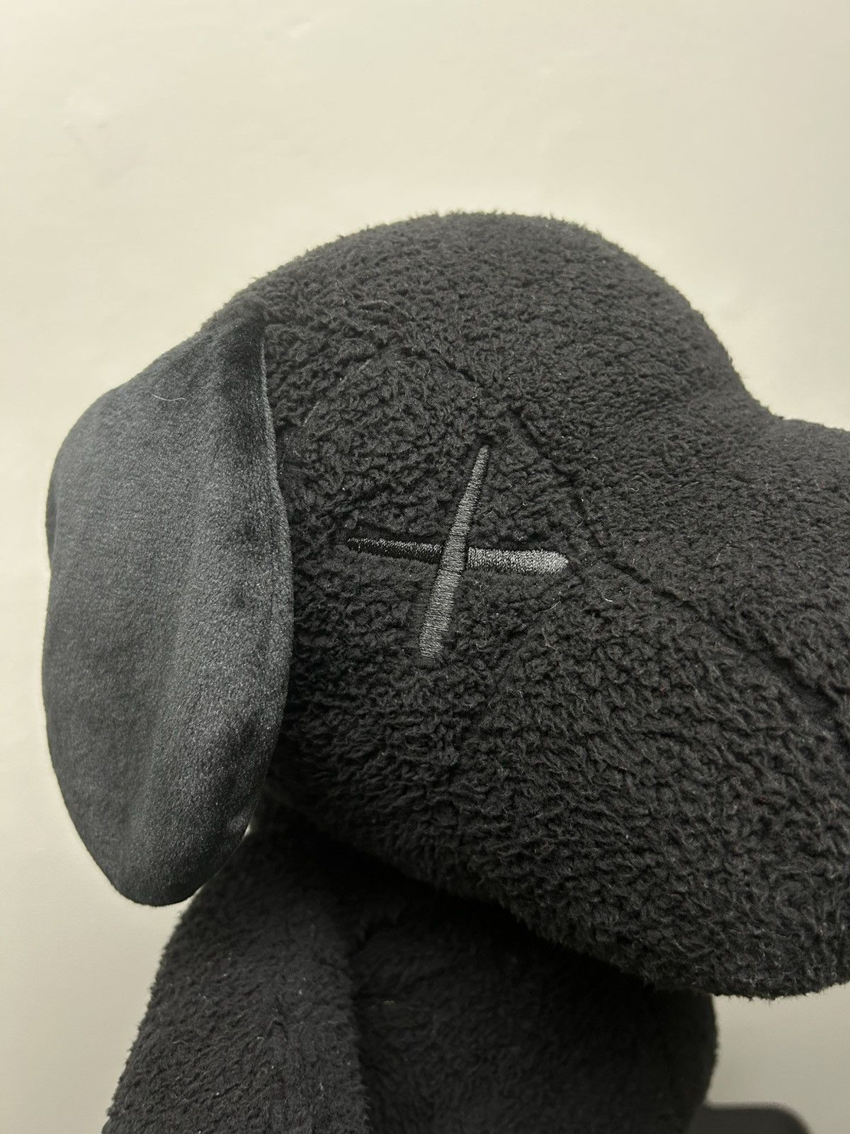 Kaws × Peanuts Kaws x Peanuts Big Snoopy Plush Black Size ONE SIZE - 3 Thumbnail