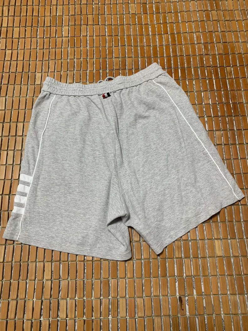 Thom Browne Thom Browne size3 Classic side-striped shorts Size US 26 / EU 42 - 3 Thumbnail