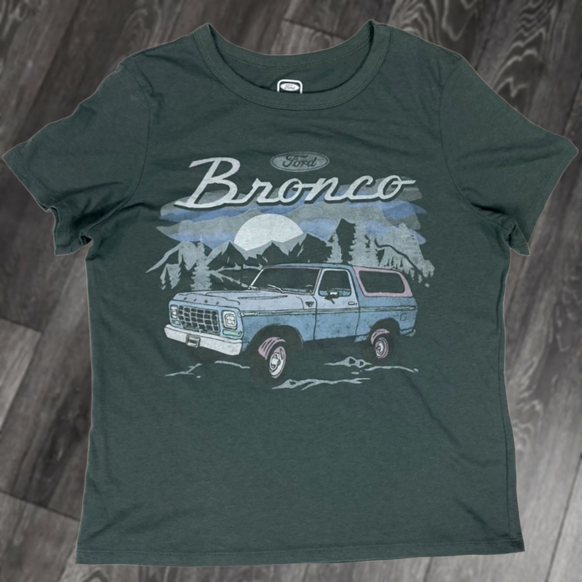 Ford VINTAGE Ford Bronco Graphic T-shirt Women Medium Green Short Sleeve Size M / US 6-8 / IT 42-44 - 1 Thumbnail
