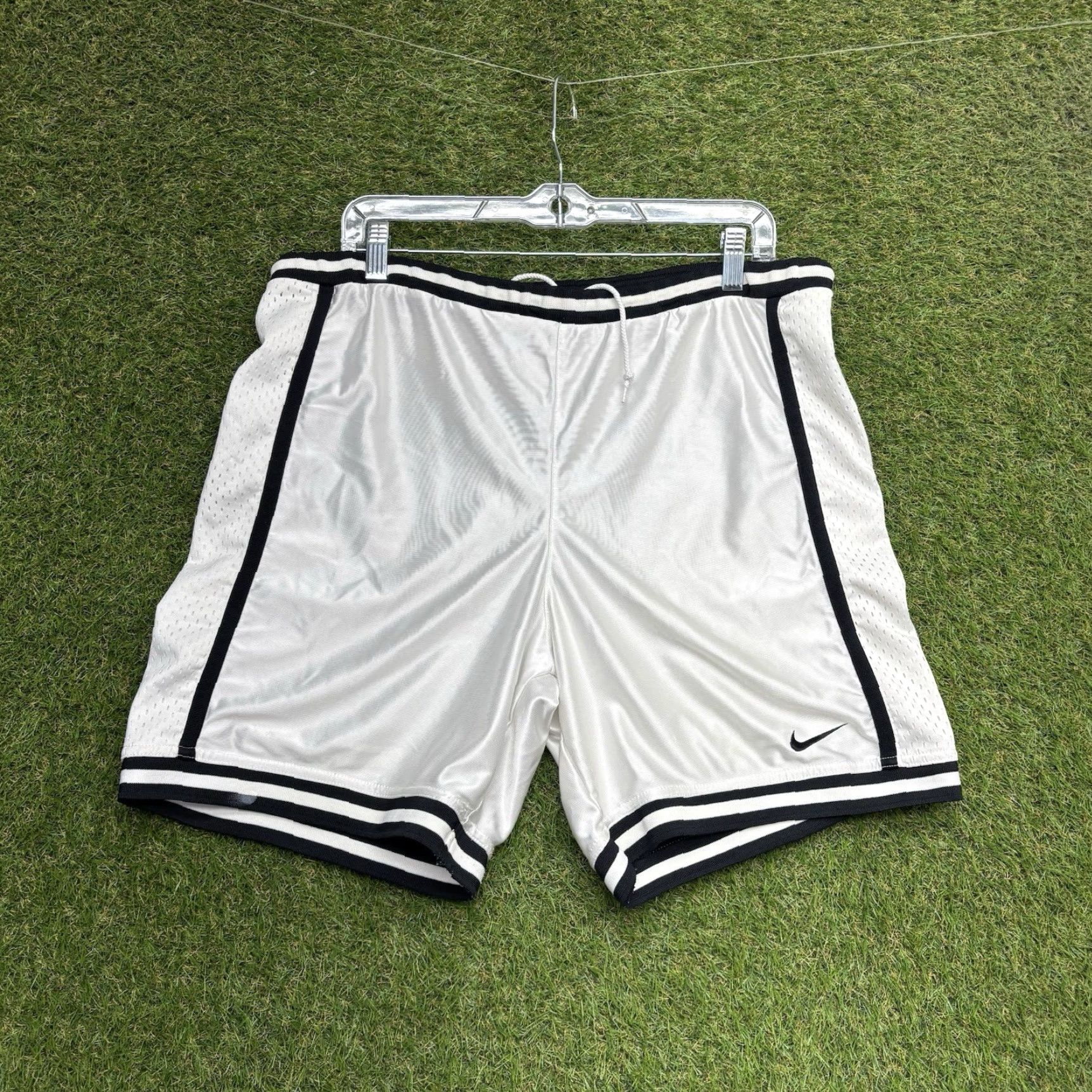 Nike VINTAGE Nike Shorts Mens L White Satin Lined 6" Inseam Basketball Dazzle Y2k Size US 33 - 2 Thumbnail