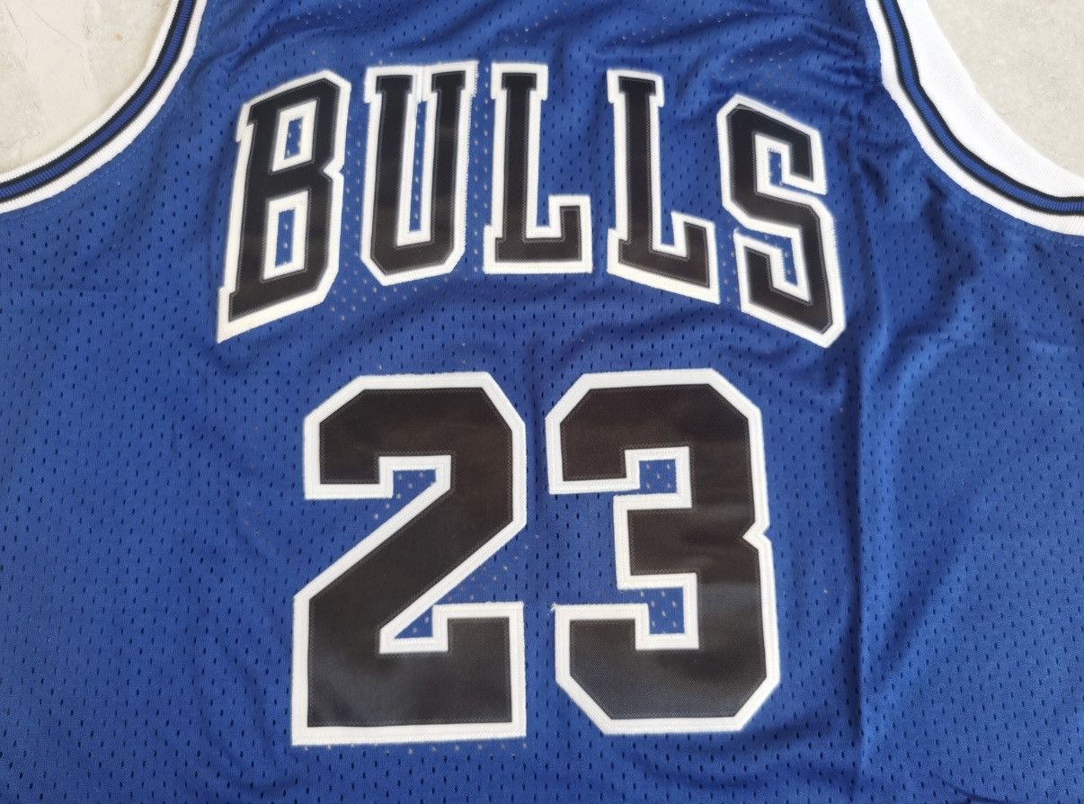NBA Retrò Maglia Michael Jordan Bulls #23 - M Size US M / EU 48-50 / 2 - 3 Thumbnail