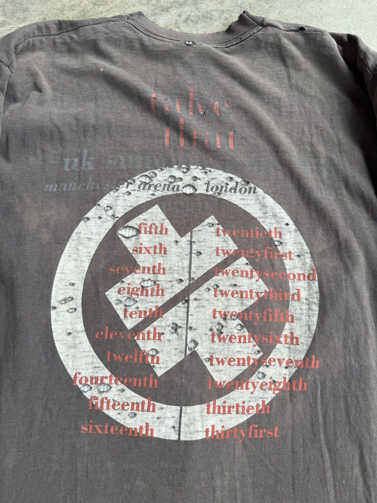Band Tees × Vintage *RARE* 1995 VINTAGE THRASHED TAKE THAT TOUR TEE Size US M / EU 48-50 / 2 - 5 Thumbnail