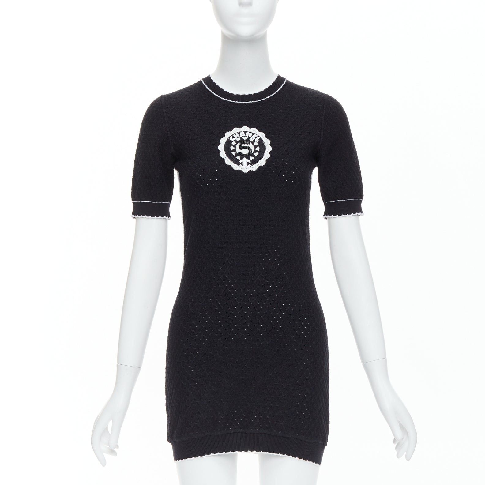 Chanel CHANEL 23C black cotton CC No.5 bead broderie pointelle dress FR34 XS Size XS / US 0-2 / IT 36-38 - 1 Thumbnail