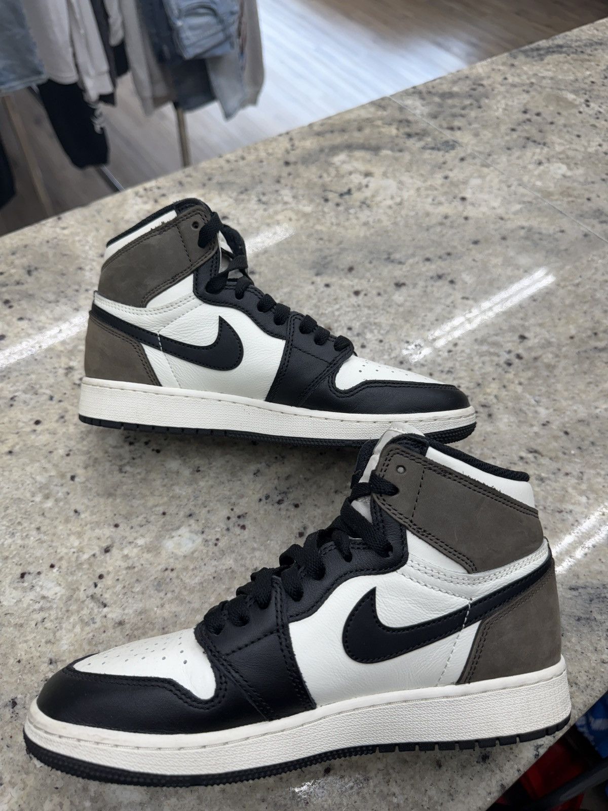 Jordan Brand Jordan 1 Retro High Dark Mochas Size US 5.5 / EU 38 - 2 Thumbnail
