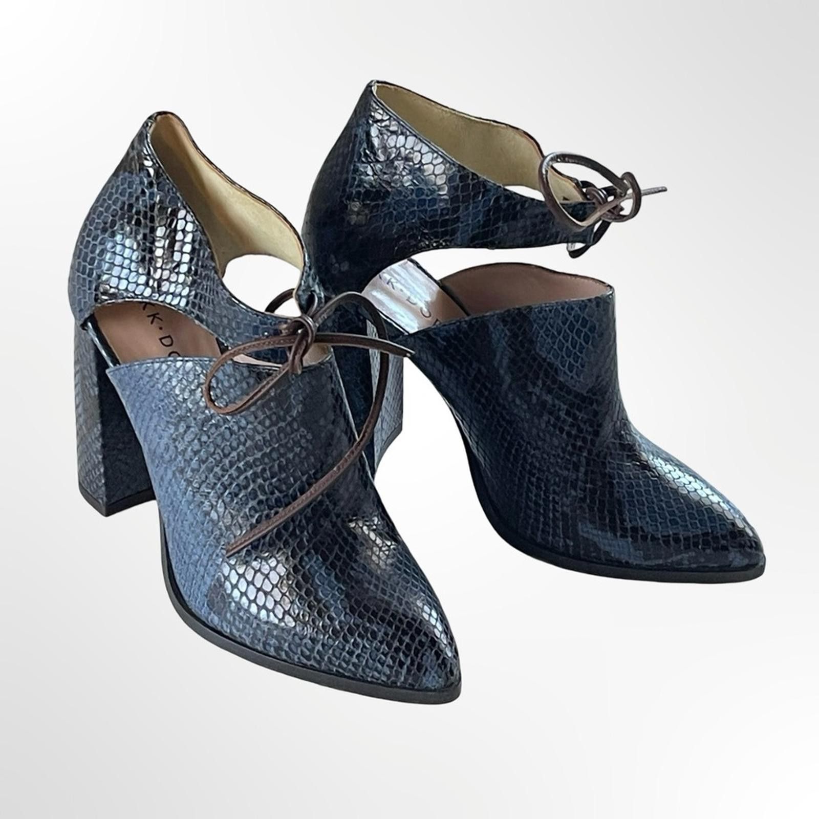 Other KK DODDS Pointed Toe Cutout Heels in Navy Snake Print in 6.5 Size US 6.5 / IT 36.5 - 2 Thumbnail