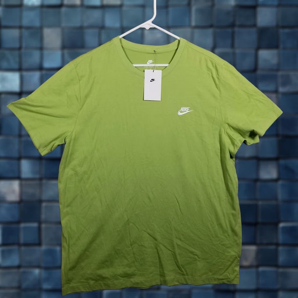 Nike Nike Shirt Mens XL Green The Nike Tee Small Swoosh Logo Cotton AR4997-332 Size US XL / EU 56 / 4 - 1 Thumbnail