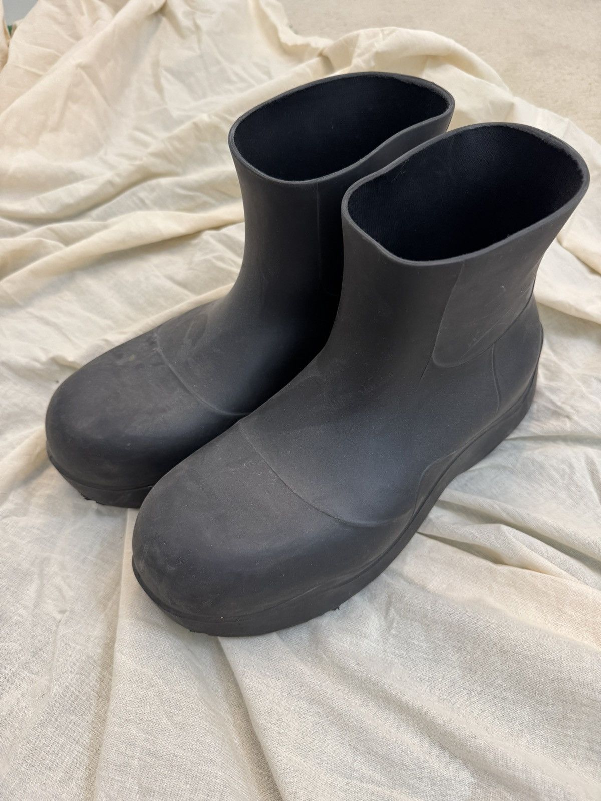 美品⭐️bottega veneta puddle boots black 43 Bottega Veneta Puddle Lace-Up Ankle Boot in Black | FWRD