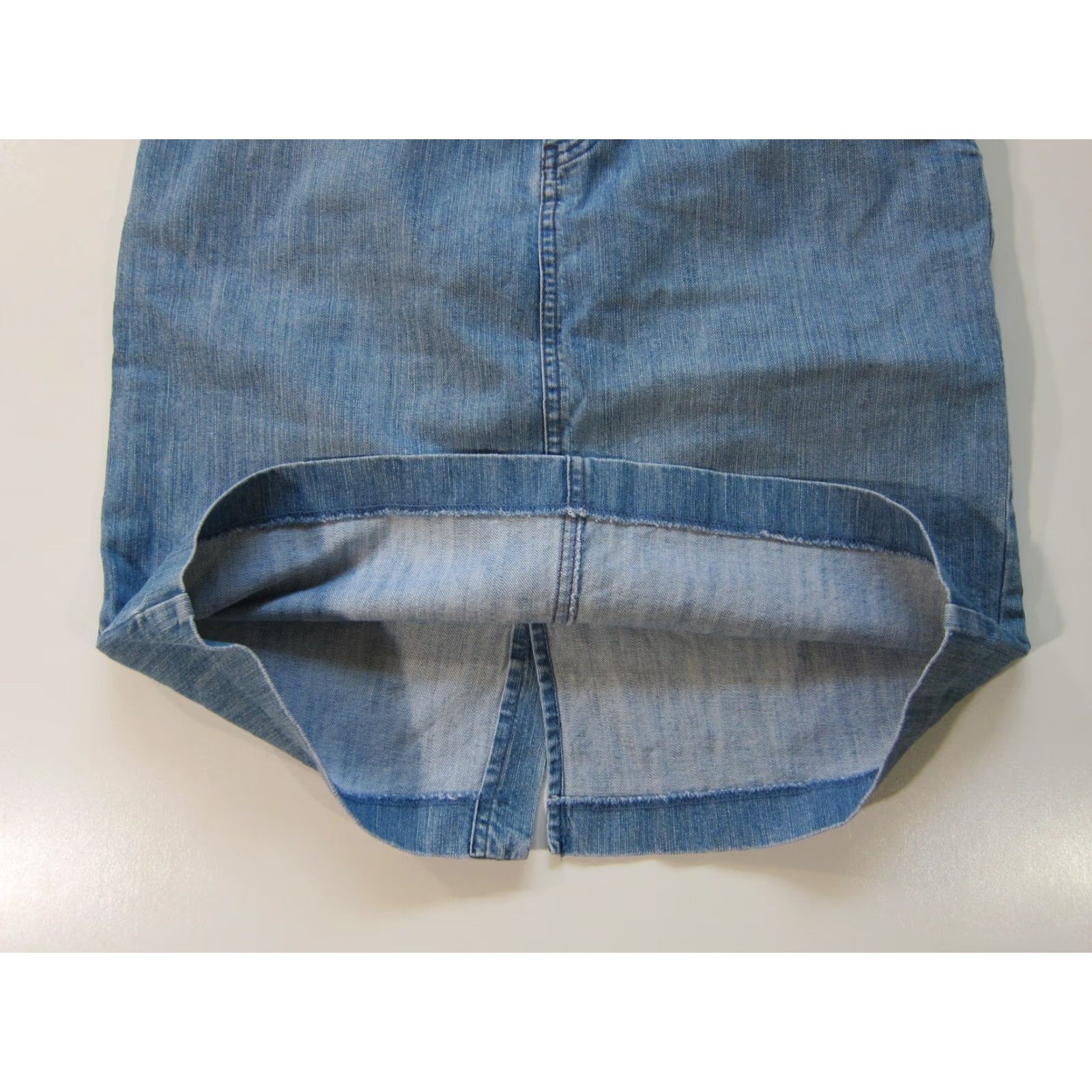 Tommy Hilfiger Tommy Hilfiger 100% Cotton Light Wash Denim Skirt Women 6/M Pencil Pocket Knee Length Blue Floral? Size 28" / US 6 / IT 42 - 7 Thumbnail
