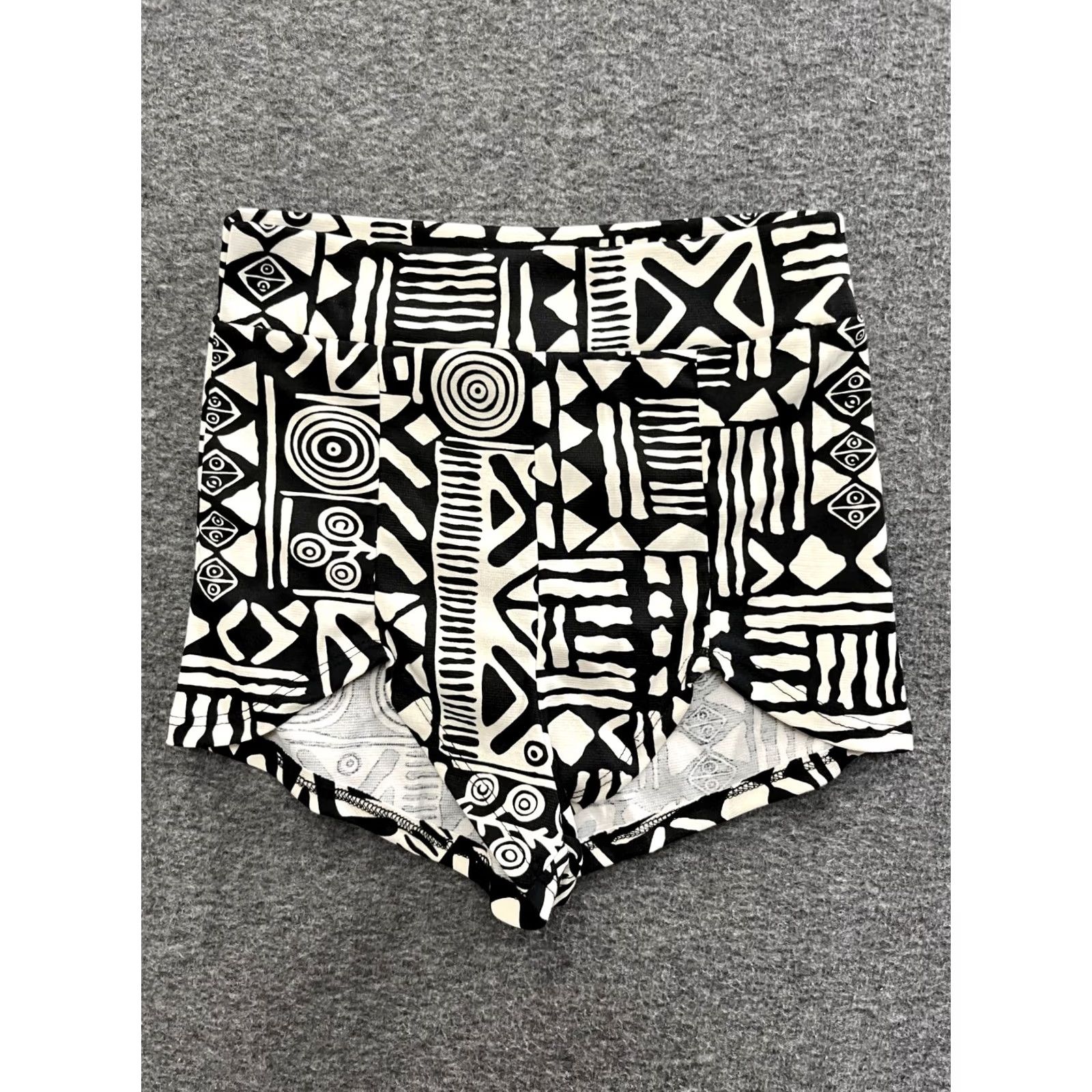 Vintage Codigo Women's Black White Aztec Print Mini Chino Shorts M Adult Regular Slim? Size 32" / US 10 / IT 46 - 2 Thumbnail