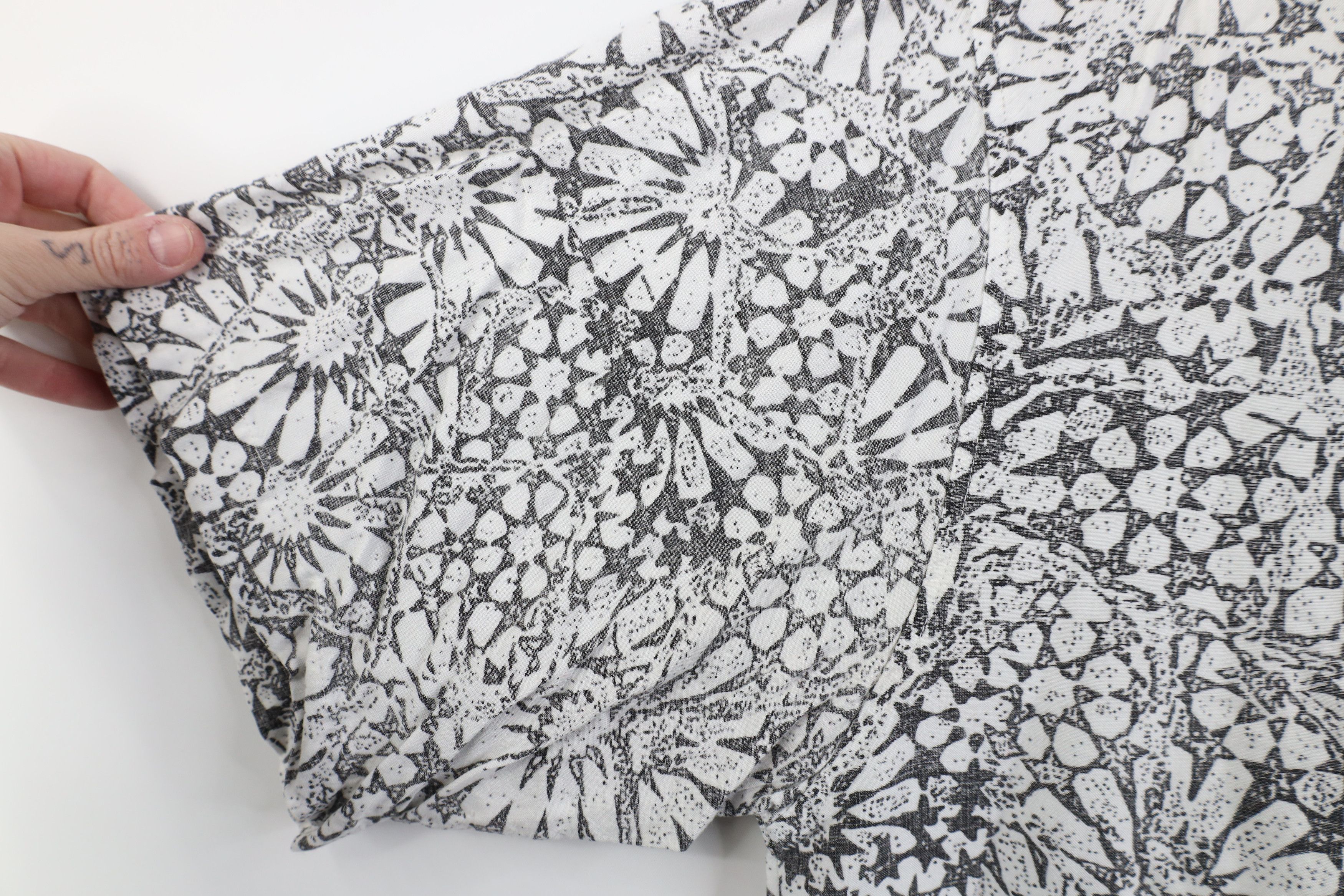 Vintage Vintage 90s Streetwear Flower Hawaiian Button Shirt Size US L / EU 52-54 / 3 - 5 Thumbnail