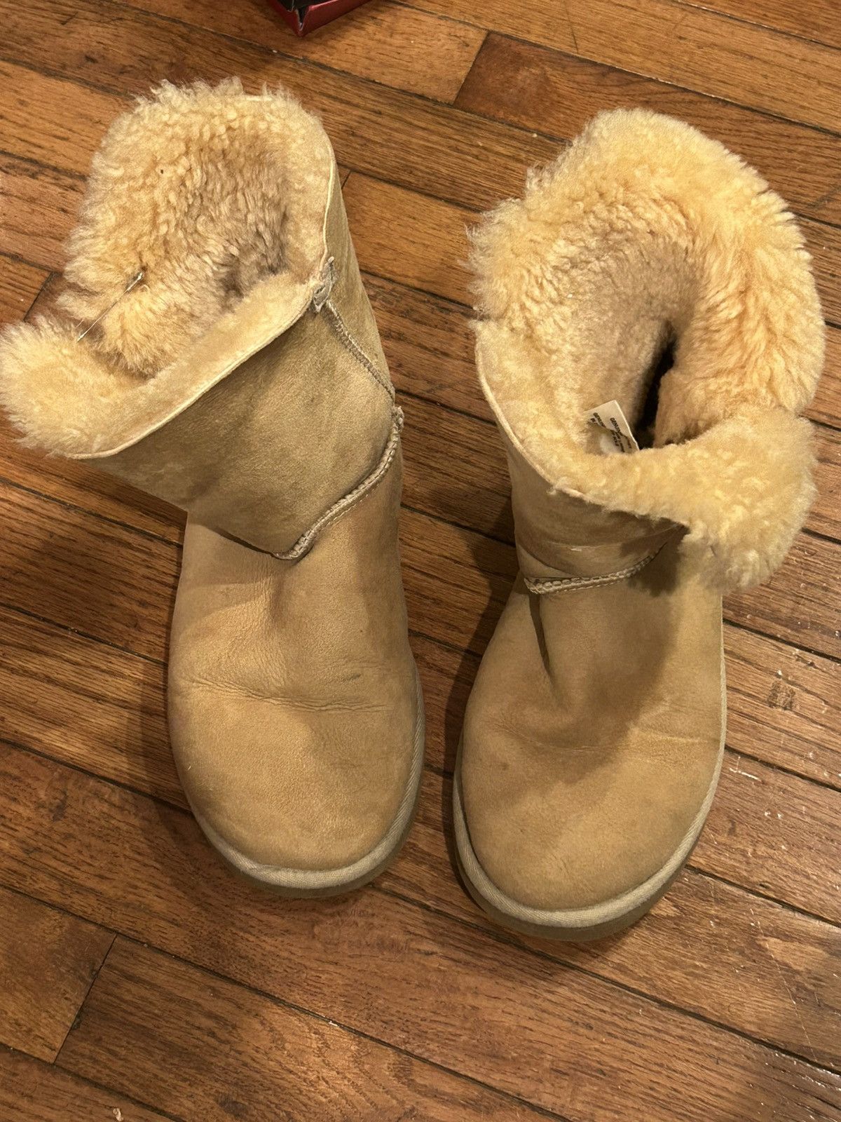 Ugg UGG Women's Bailey Button Size US 7 / IT 37 - 9 Thumbnail