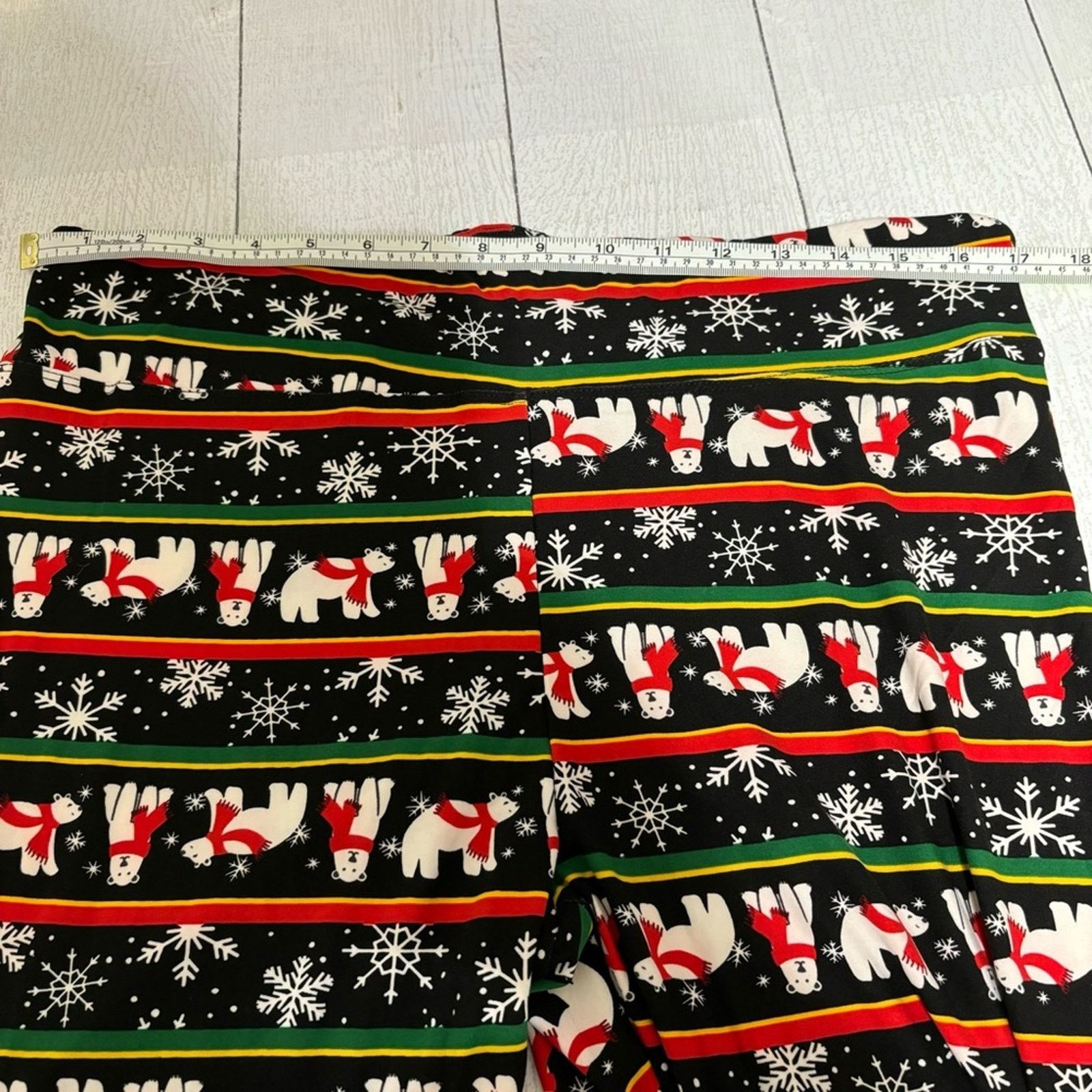 Other Fashion Nova Black Snowflake and Polar Bear Leggings Size 2X Size 27" / US 4 / IT 40 - 7 Thumbnail