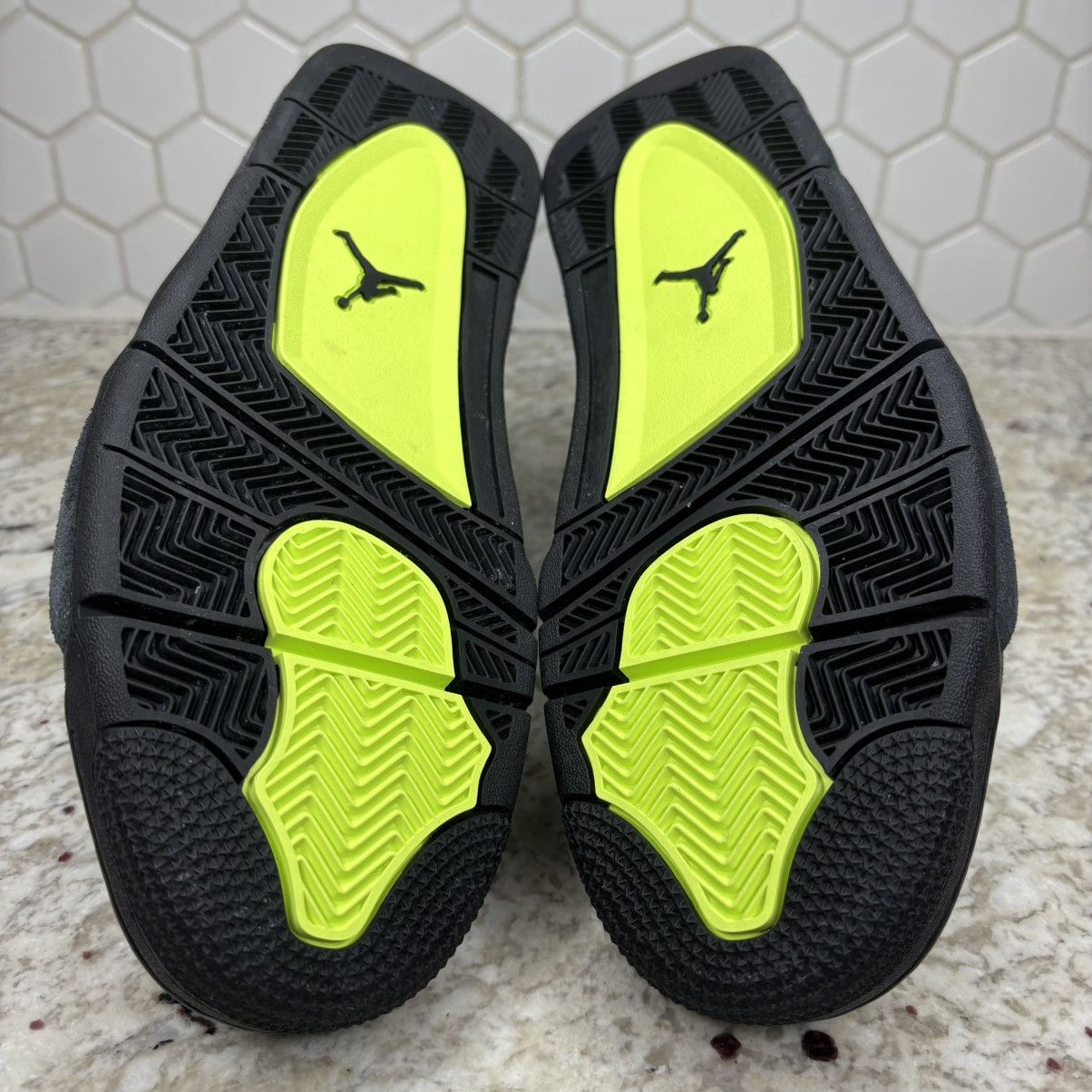 Jordan Brand Size 11 - Jordan 4 Retro SE Mid Neon 95 NEW WITH DEFECTS Size US 11 / EU 44 - 15 Thumbnail