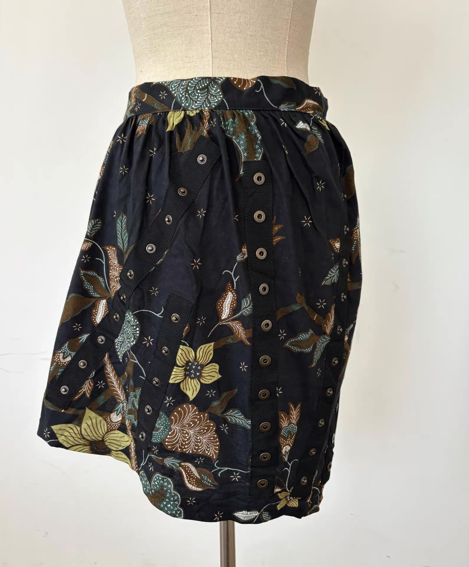 Dolce & Gabbana Dolce & Gabbana Multi-button Printed Mini Skirt。Ｑ21 Size 40" / US 18 - 4 Thumbnail