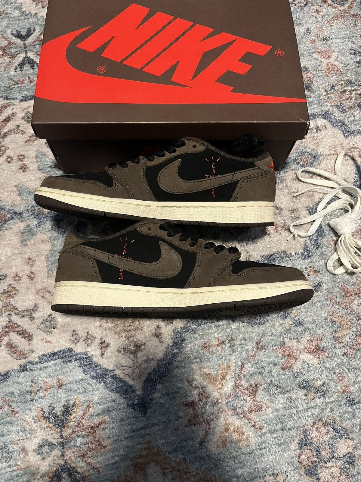 Nike × Travis Scott Travis Scott Jordan 1 Low “Mocha” Size US 8.5 / EU 41-42 - 8 Thumbnail