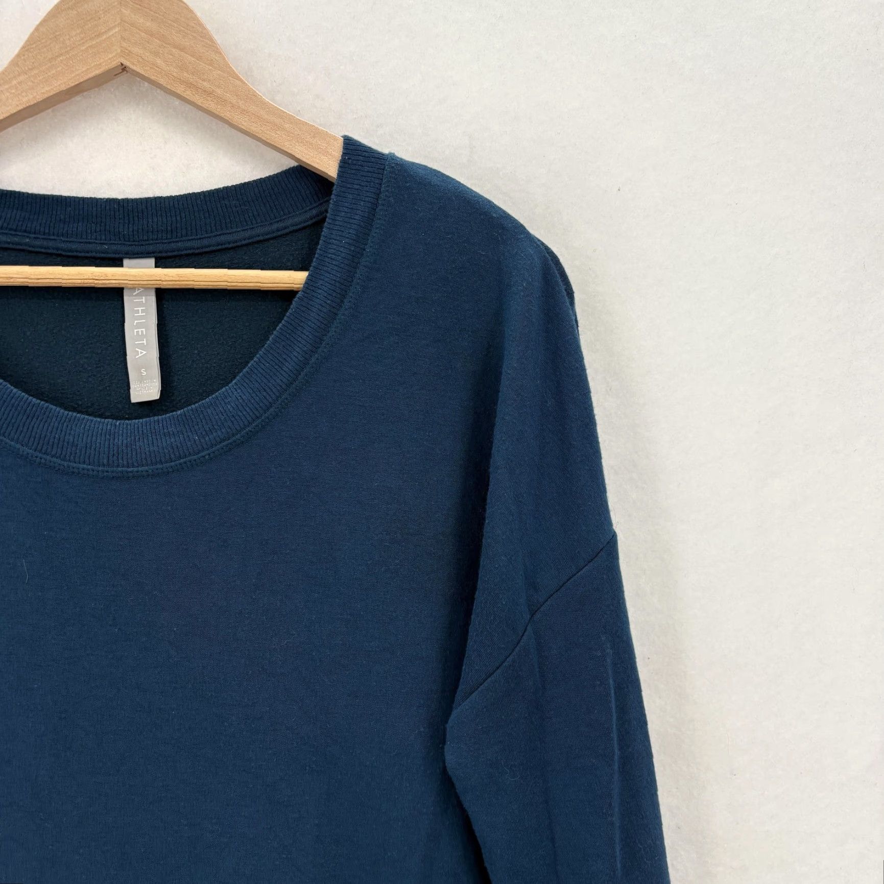 Athleta Athleta Sweatshirt Womens Small Blue Coaster Luxe Pullover Crew Neck Thumbhole Cuff Modal Polyester Spandex Knit Size S / US 4 / IT 40 - 2 Thumbnail