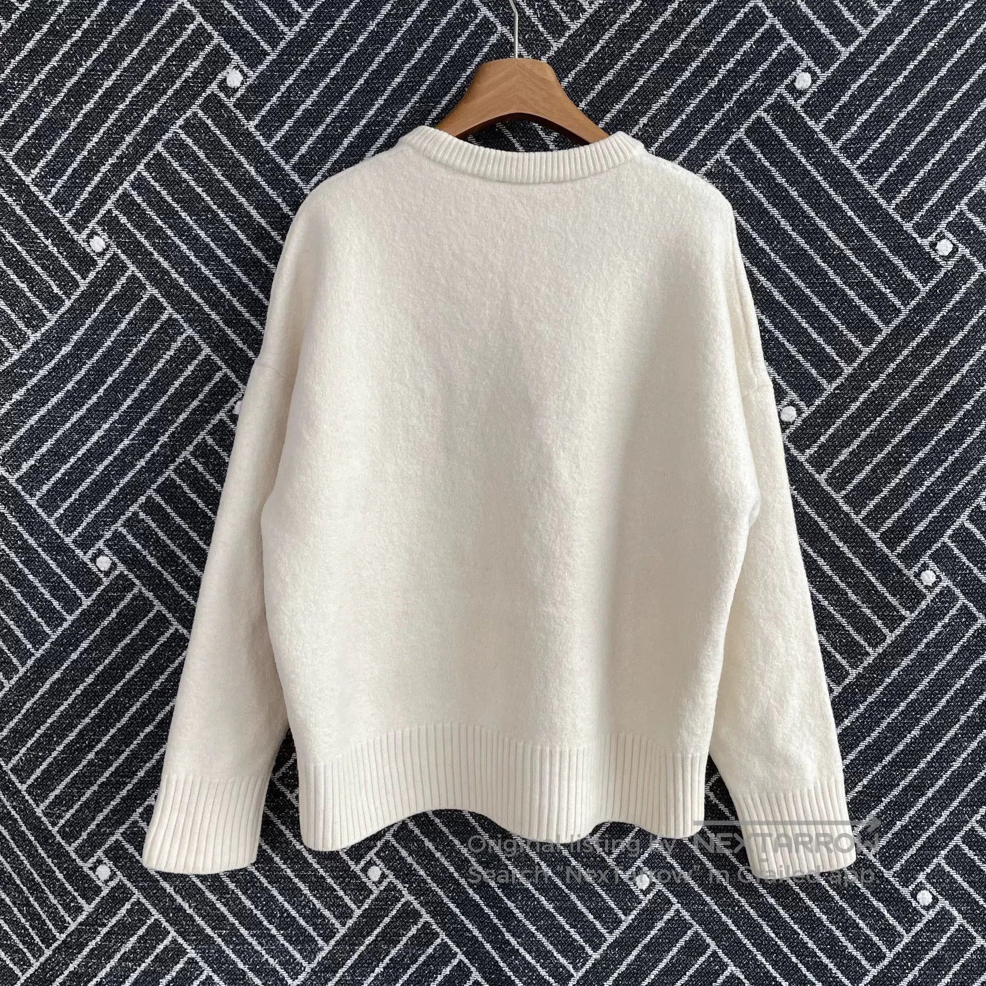 AMI Cream Relaxed Fit Heart Logo Sweater. Size XL / US 12-14 / IT 48-50 - 3 Thumbnail