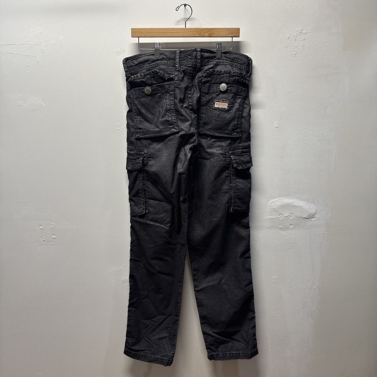 True Religion True Religion Black Cargo Pants Size US 33 - 2 Thumbnail