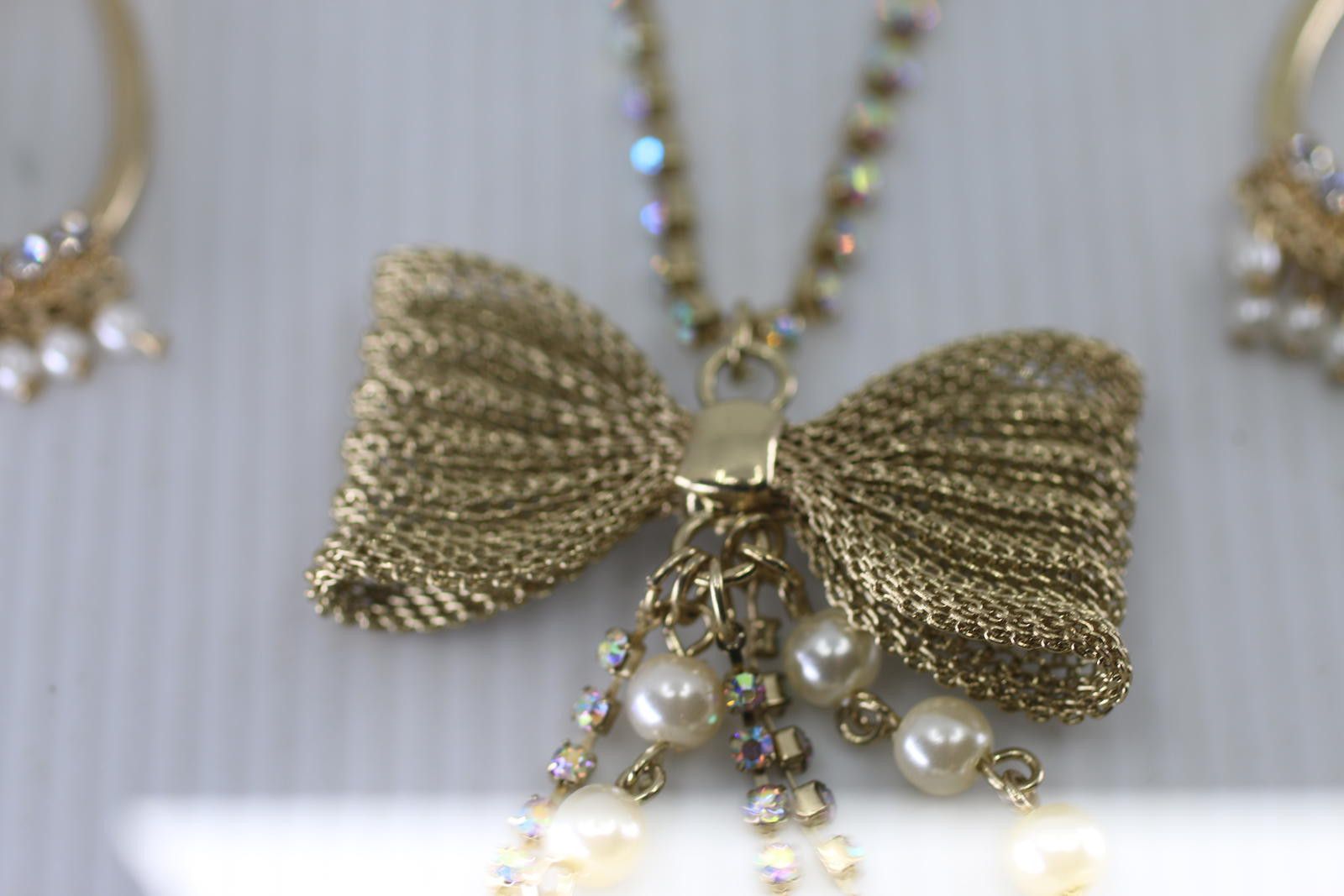 The Unbranded Brand Vtg Gold Tone Bow Necklace & Earrings Set Pearl Rhinestone Size ONE SIZE - 4 Thumbnail